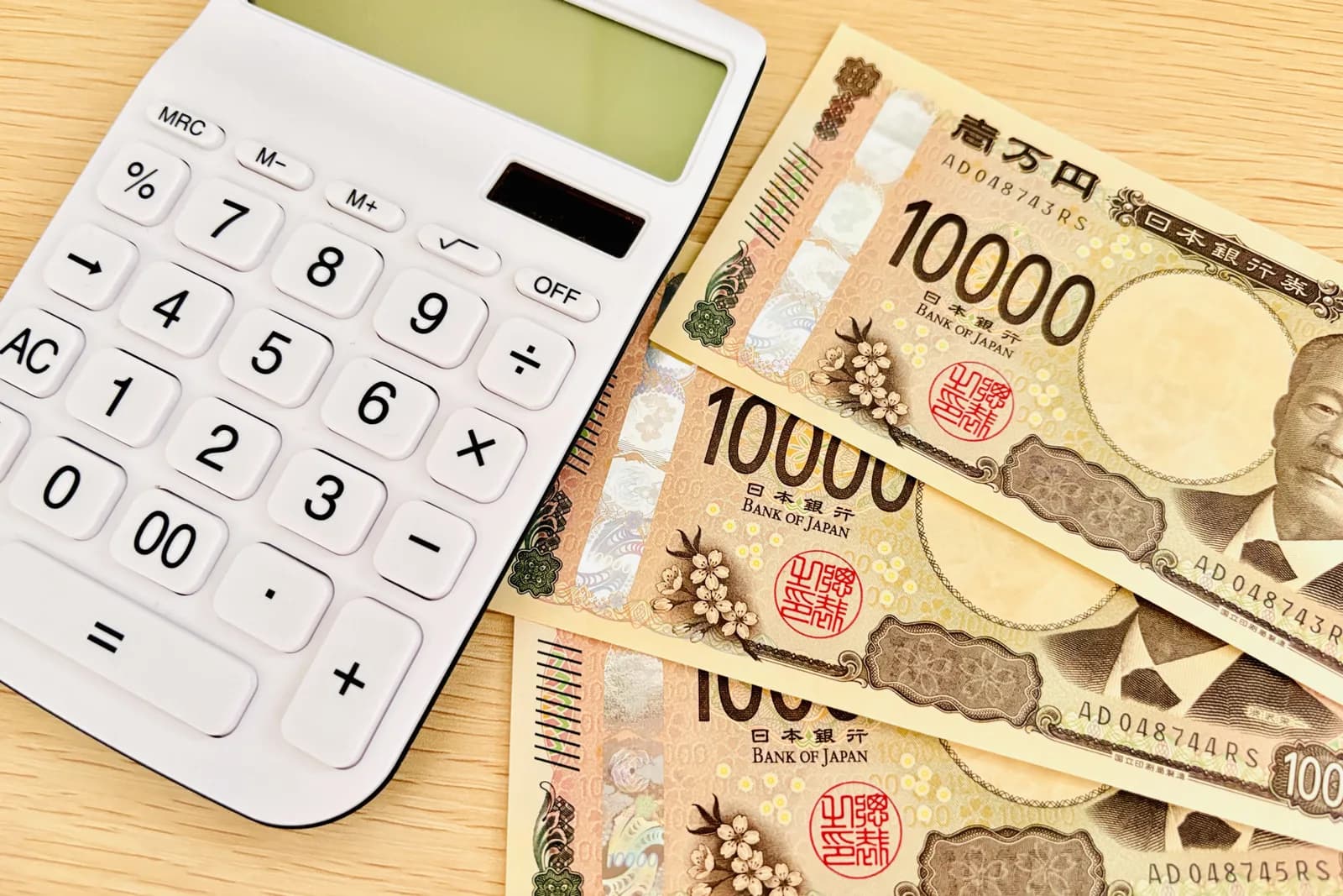 一万円の現金と電卓
