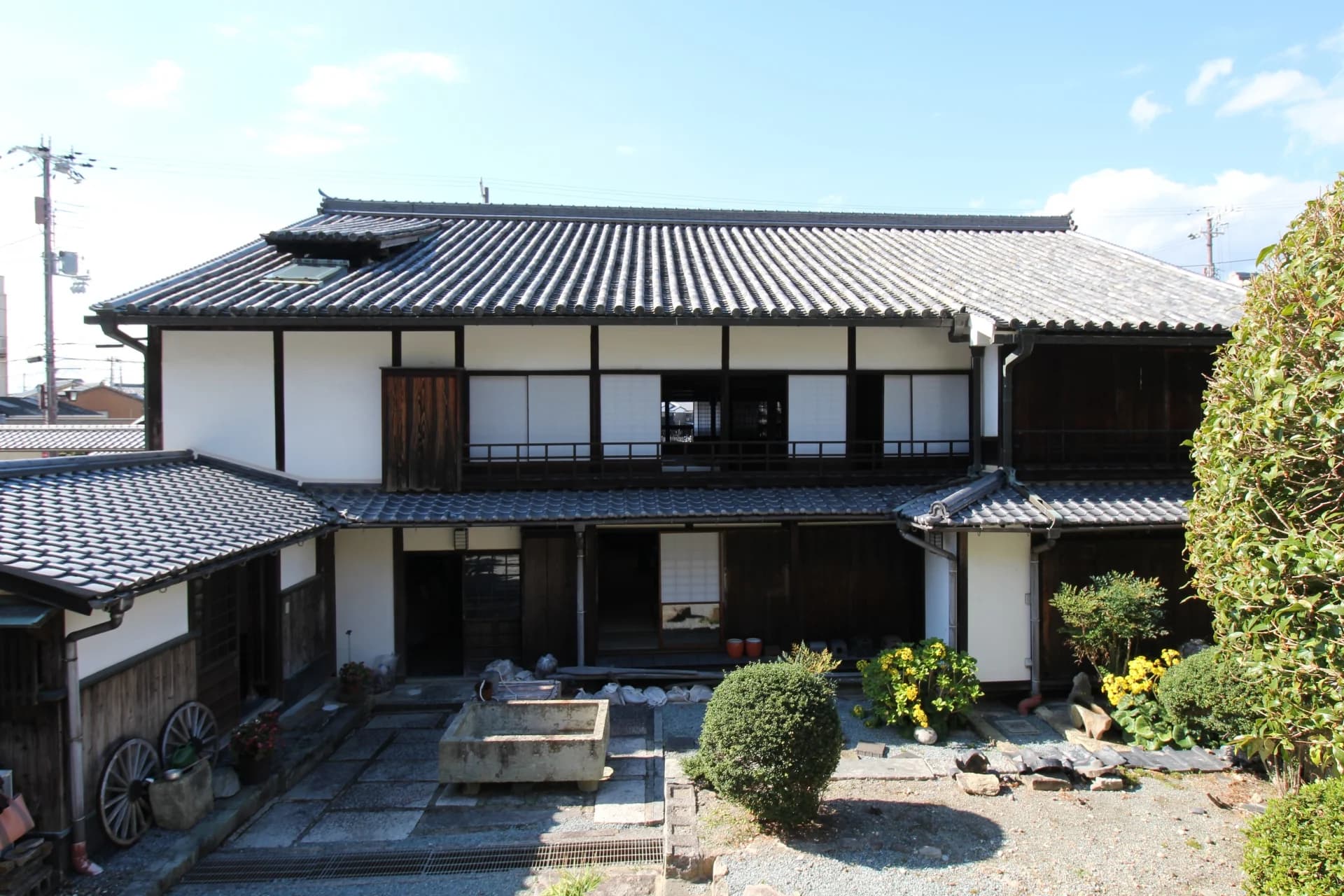 瓦屋根の二階建ての町家（兵庫県たつの市・室津民俗館）