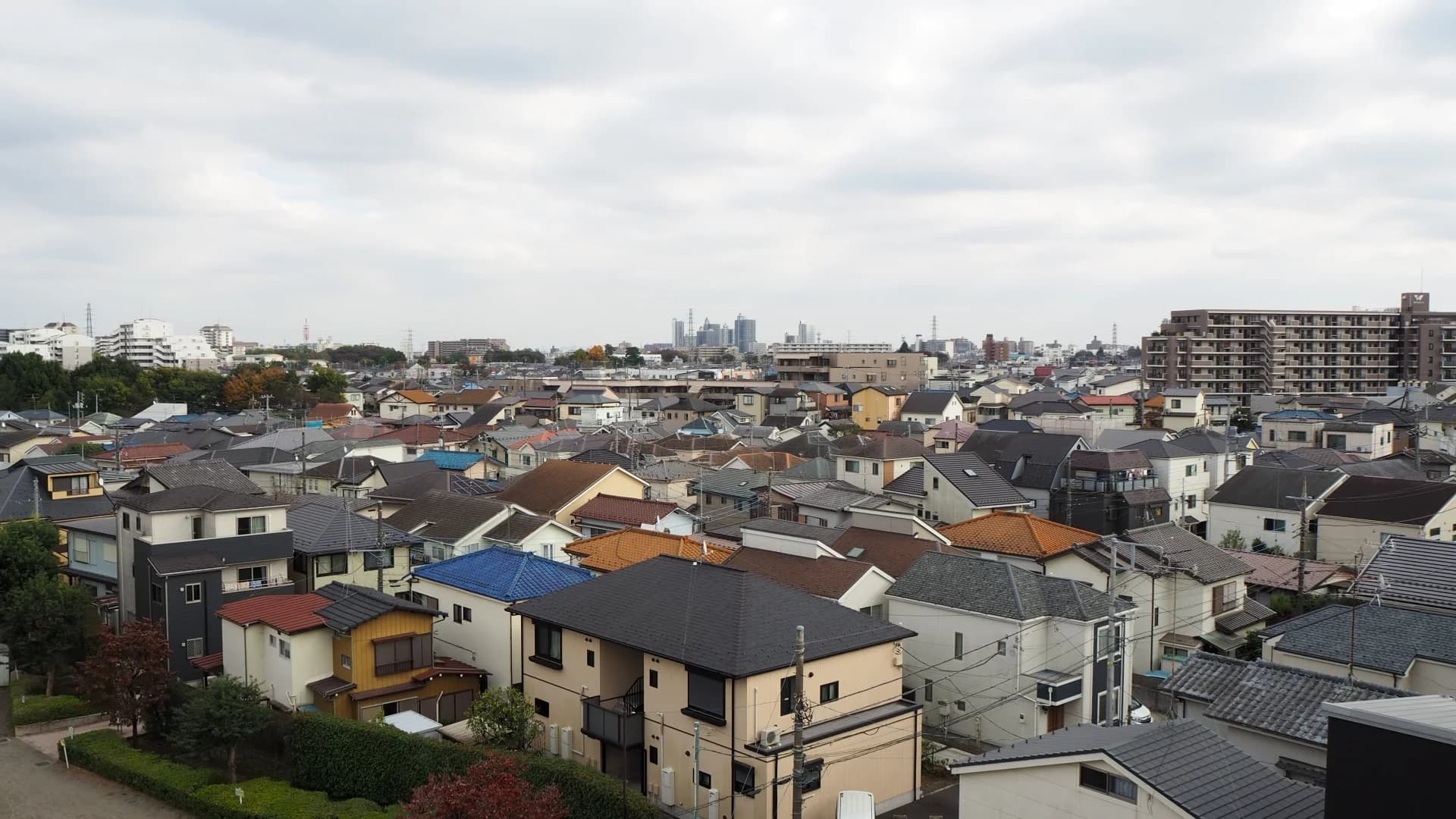 屋上から見下ろした、色とりどりの屋根の戸建て住宅が密集する所沢市の住宅街（所沢市の空き家買取のイメージ）