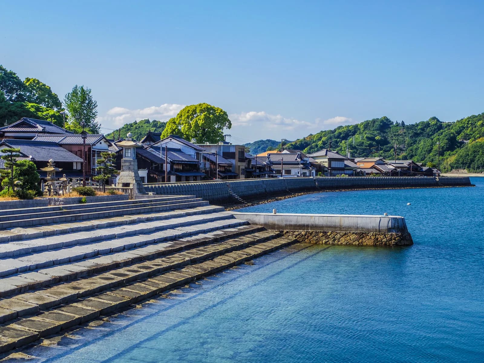広島県呉市・豊町御手洗の海沿いの街並み(広島県の空き家処分に関する記事のイメージ)