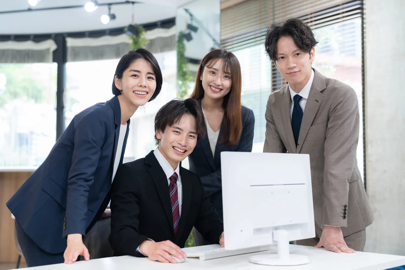 オフィスでパソコンを見るビジネスマン(不動産買取業者に関する記事のイメージ)