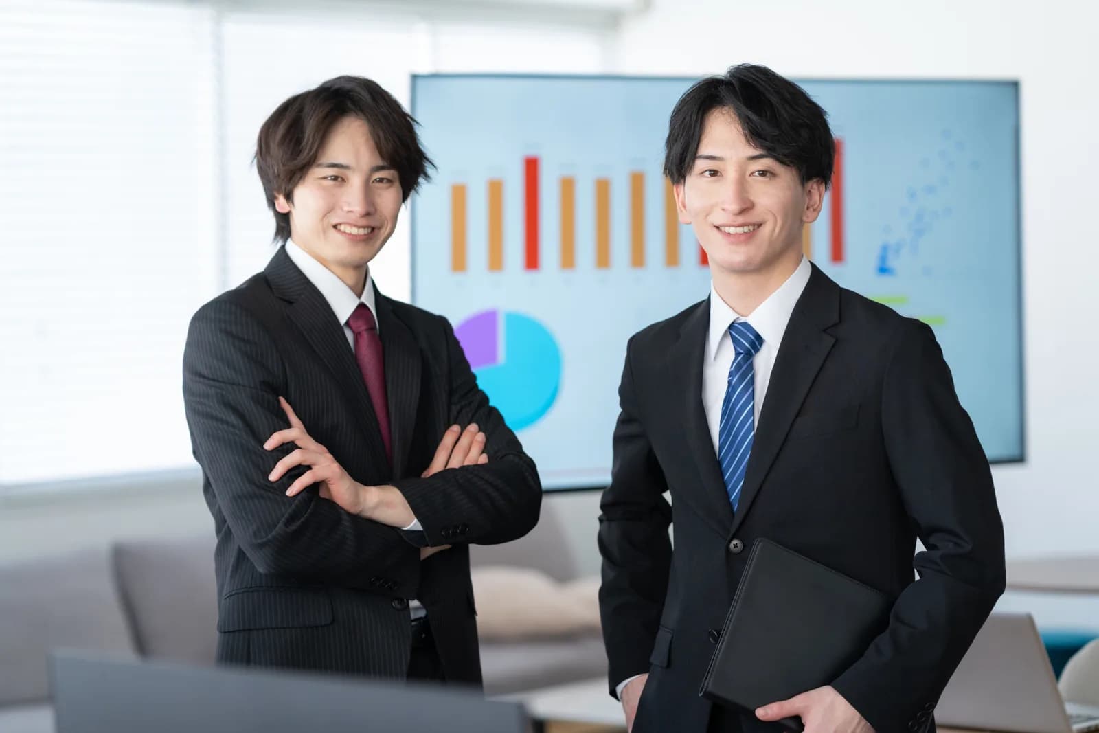 オフィスで会議をする若いビジネスマン(不動産買取業者に関する記事のイメージ)