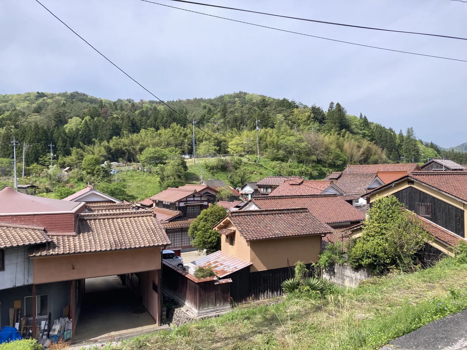 赤い瓦屋根の家が並ぶ岡山県高梁市の吹屋ふるさと村(岡山県の空き家処分に関する記事のイメージ)