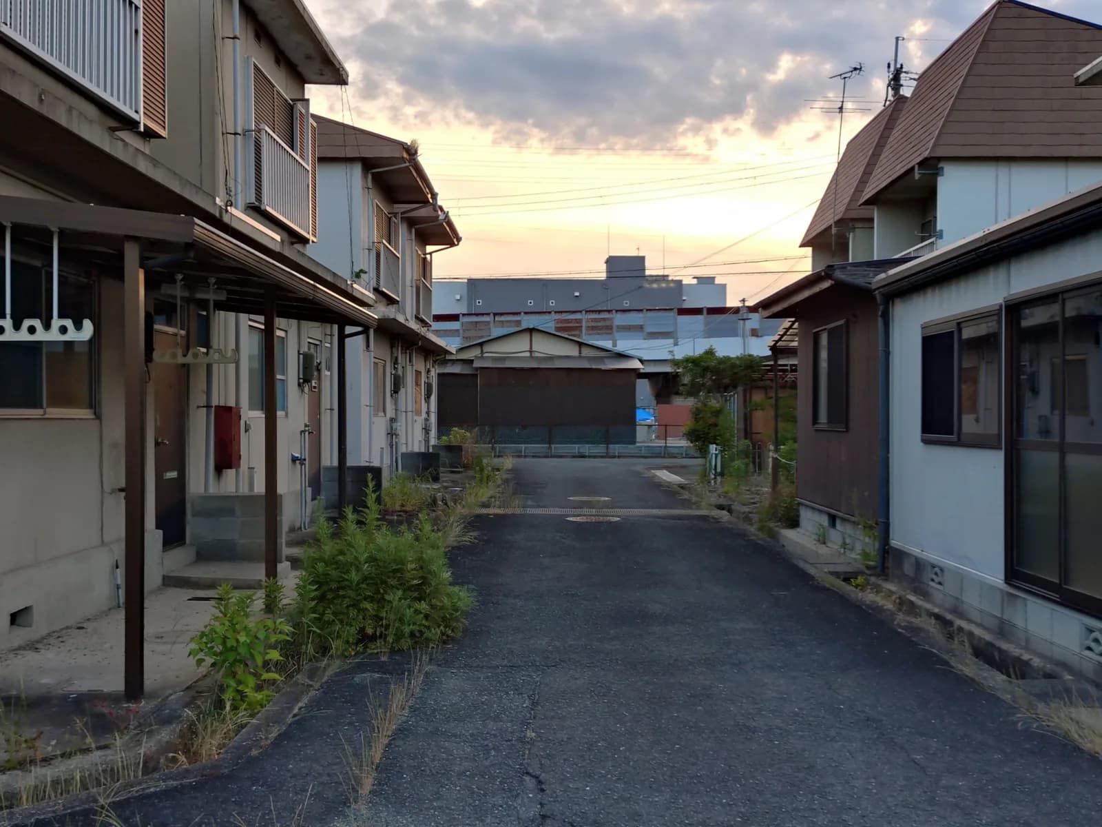 下町の夕日(再建築不可・接道に関する記事のイメージ)