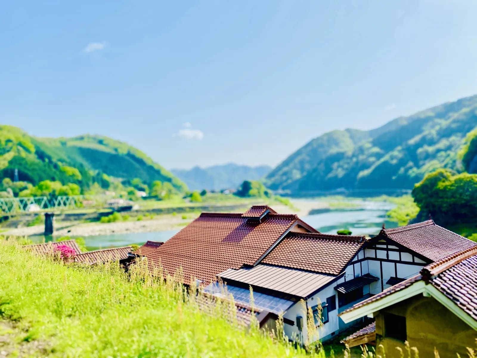 赤い石州瓦の家並みと川が見える中国地方の風景(島根県の空き家処分に関する記事のイメージ)