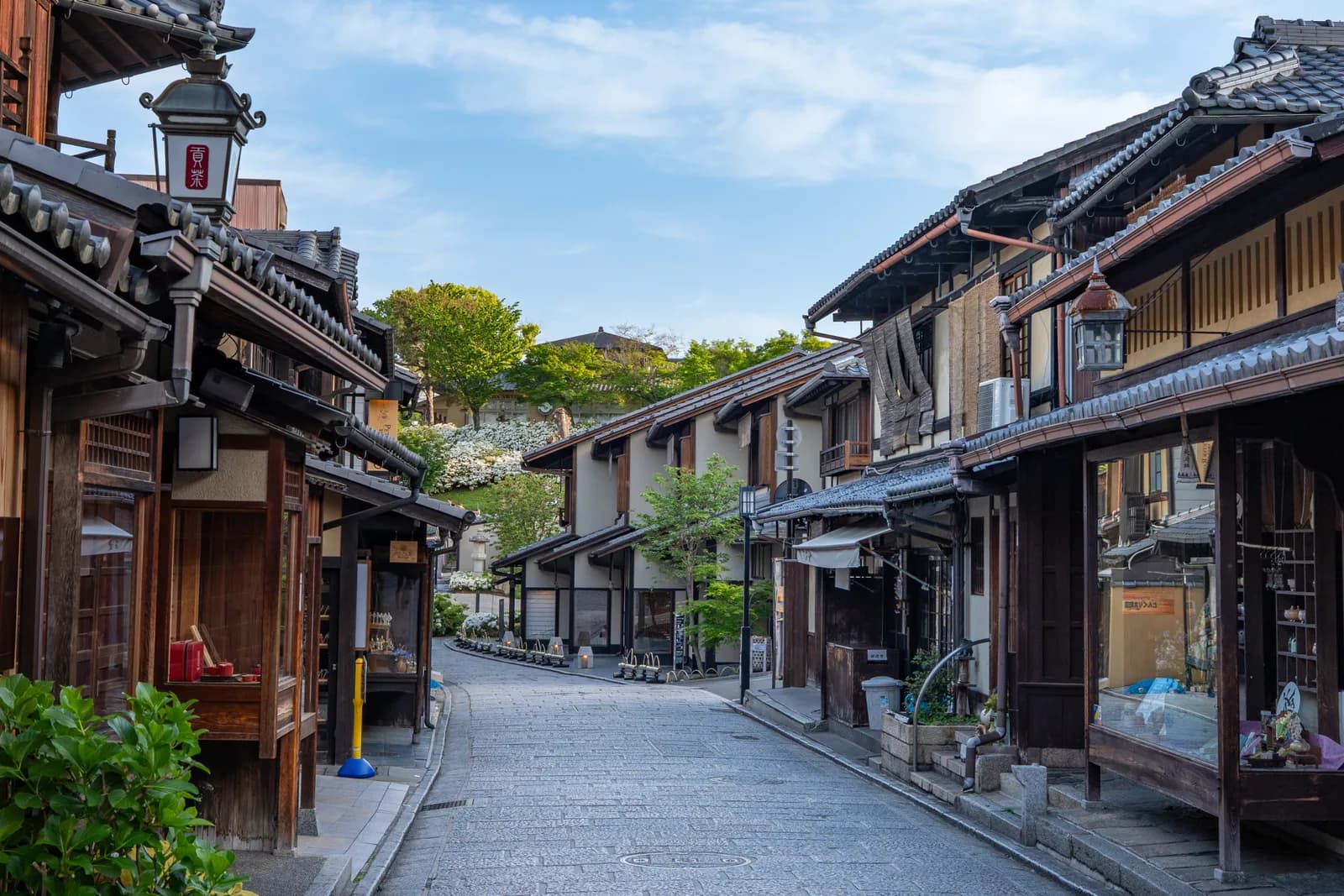 京都の歴史ある建物と石畳の道
