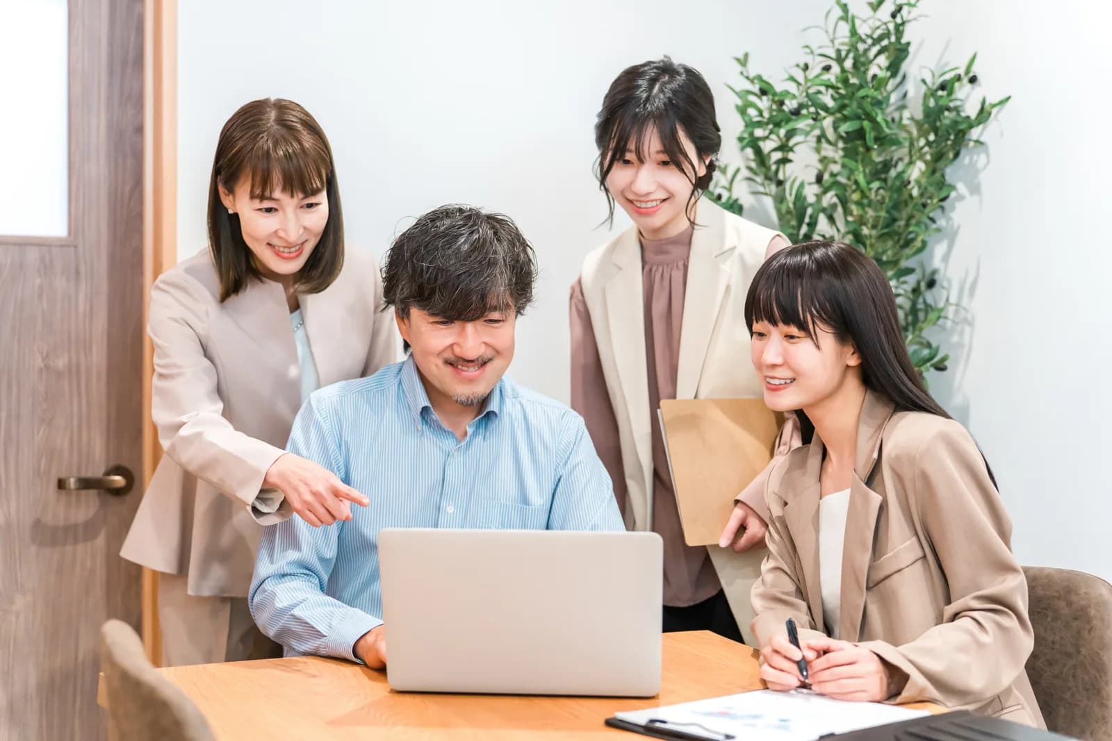 会議,打ち合わせ,ミーティングをする男女(共有持分に関する記事のイメージ)