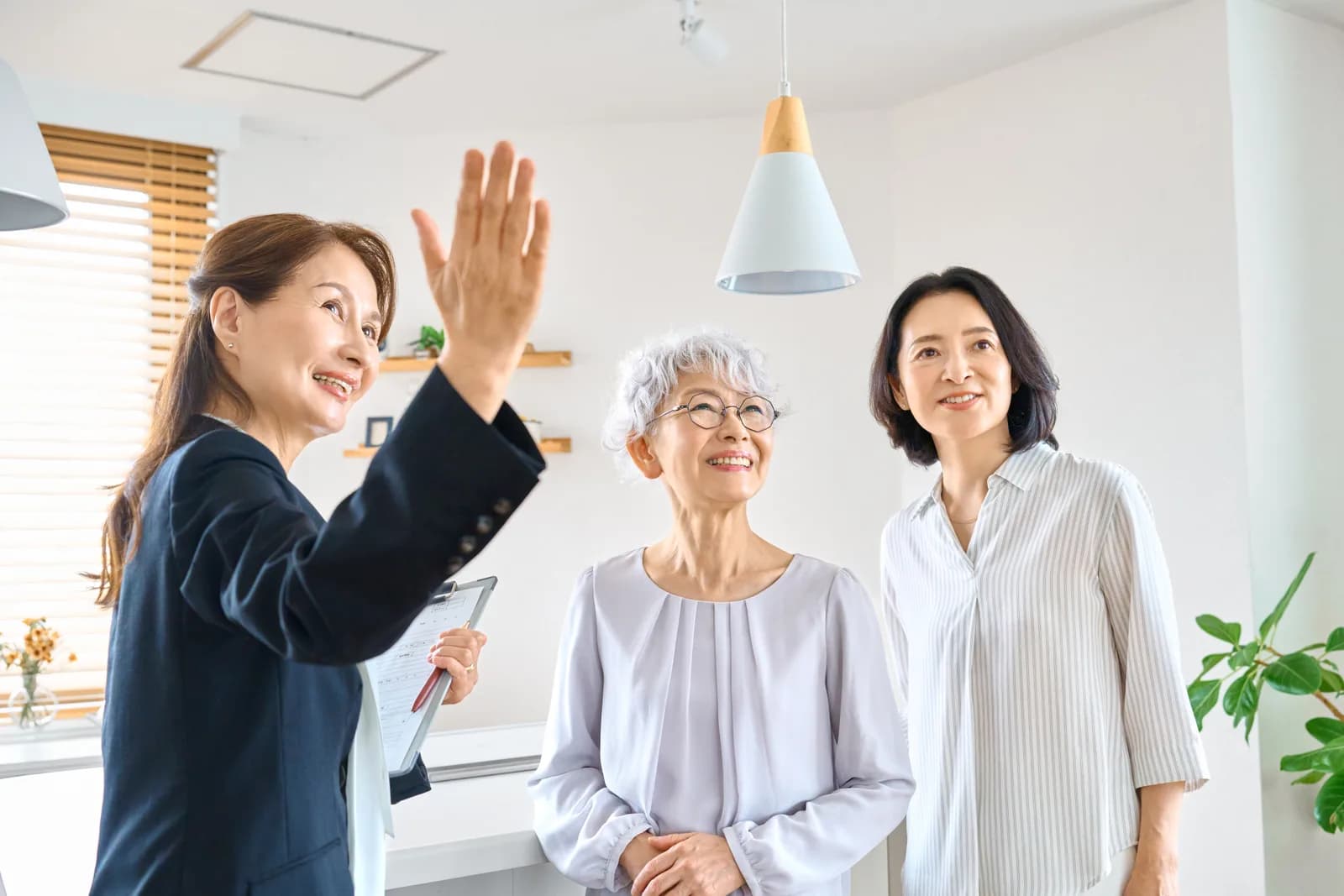 住宅見学で説明を受けるシニア親子(共有持分に関する記事のイメージ)
