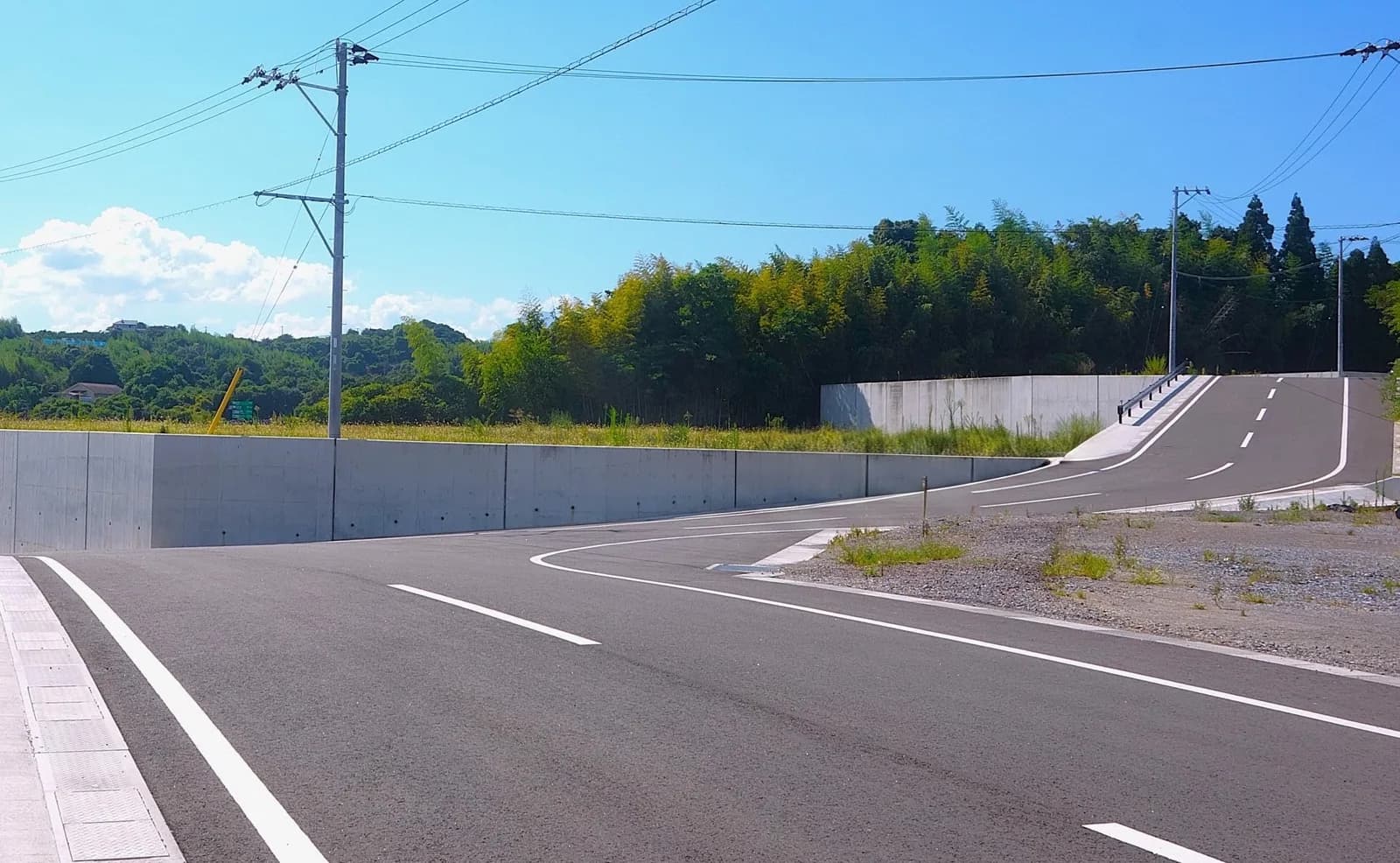 分譲地の真新しい道路