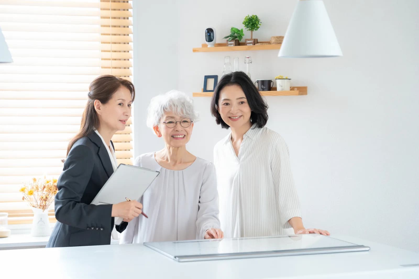 商談をするシニア女性とビジネスウーマン(共有持分に関する記事のイメージ)