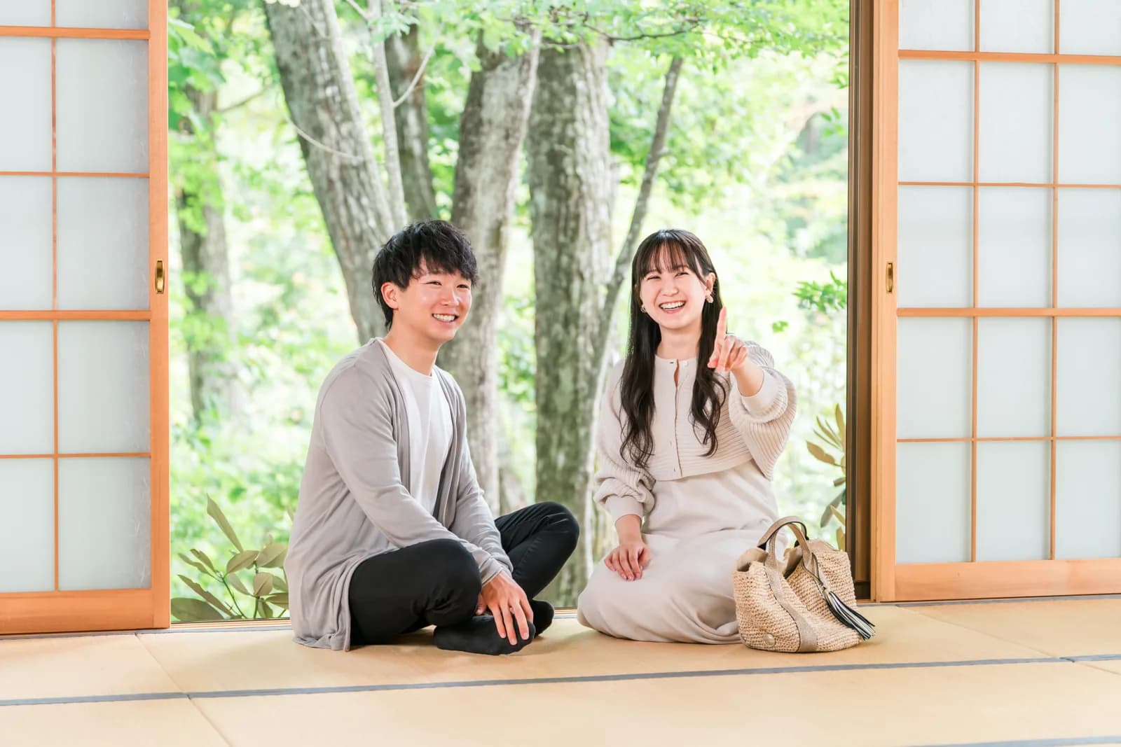 国内旅行で温泉旅館・和室に宿泊する夫婦(古民家に関する記事のイメージ)