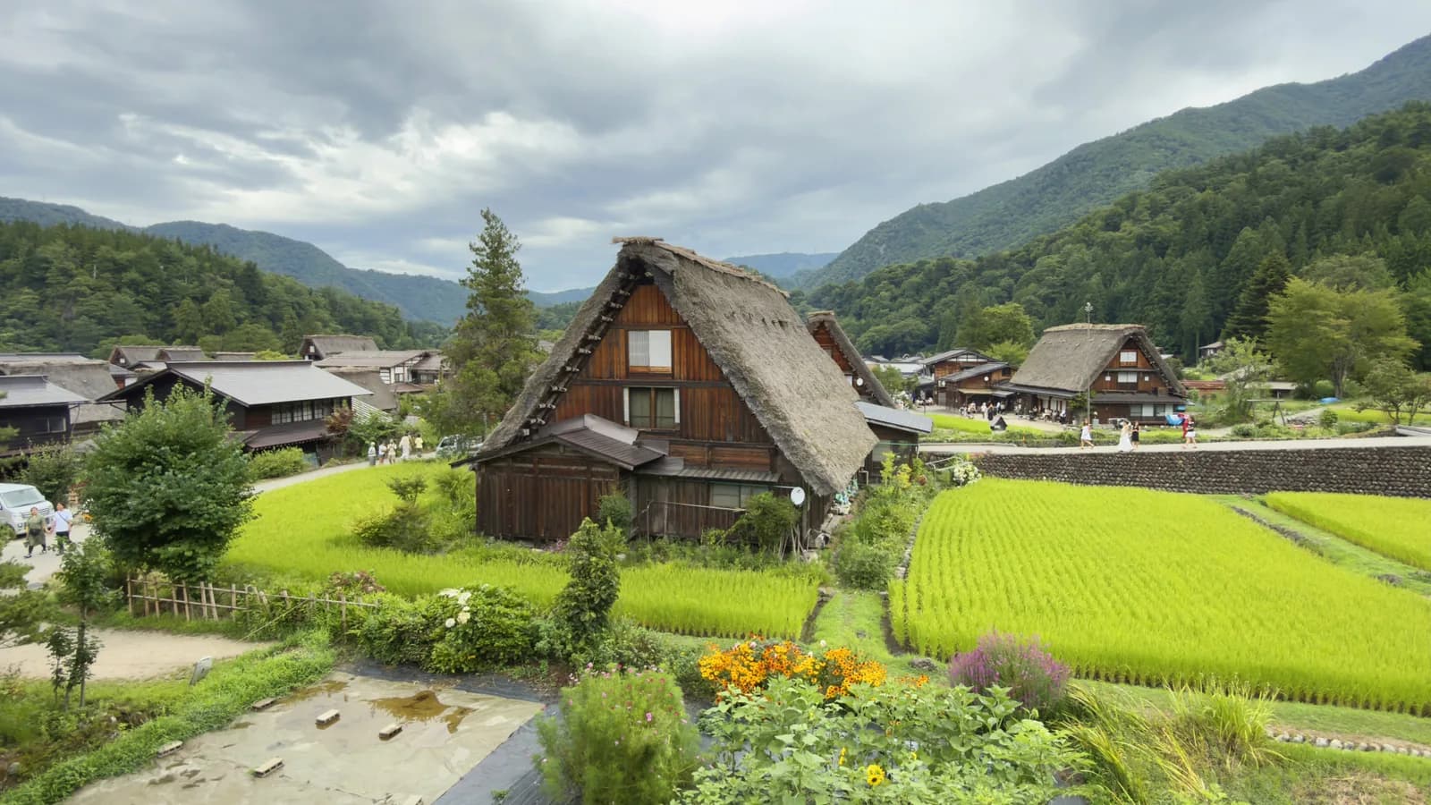 夏の白川郷と合掌造り(別荘に関する記事のイメージ)
