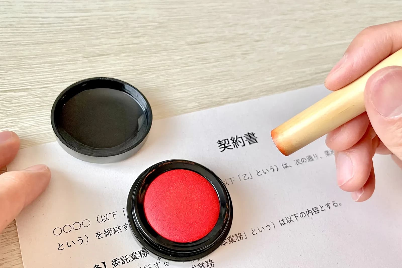 契約書に判を押す(借地権・底地に関する記事のイメージ)