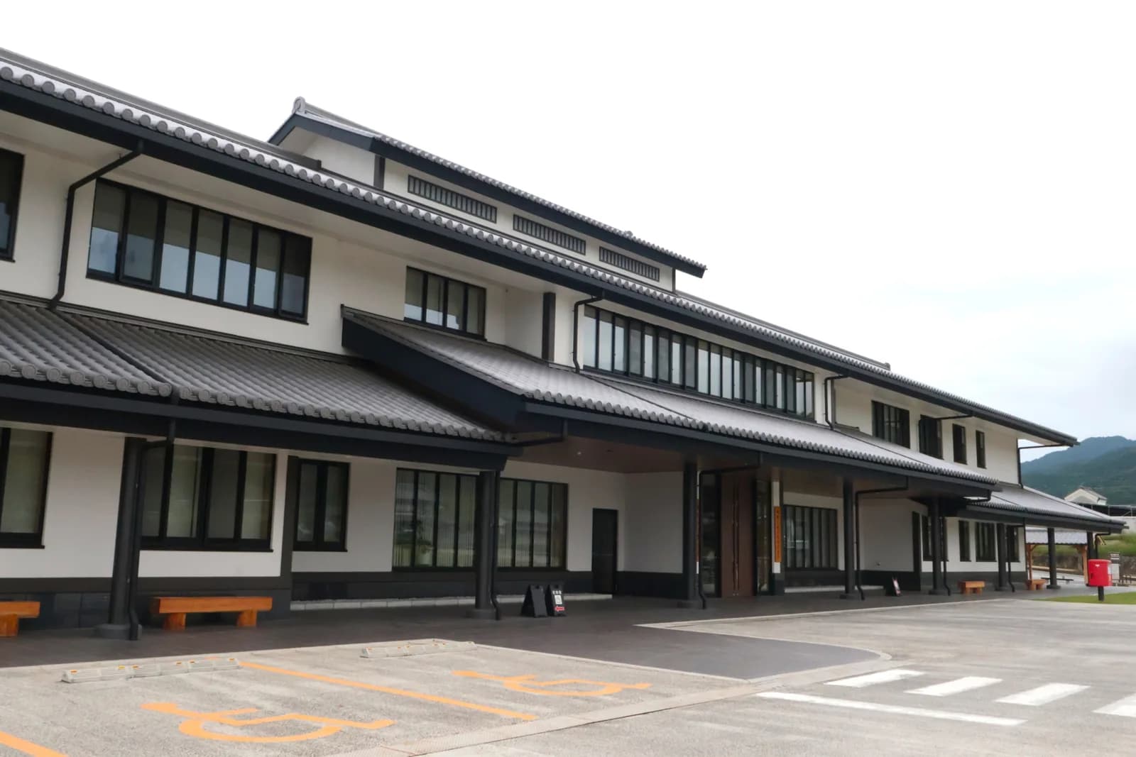 瓦屋根の村役場の庁舎(空き家の自治体への寄付に関する記事のイメージ)