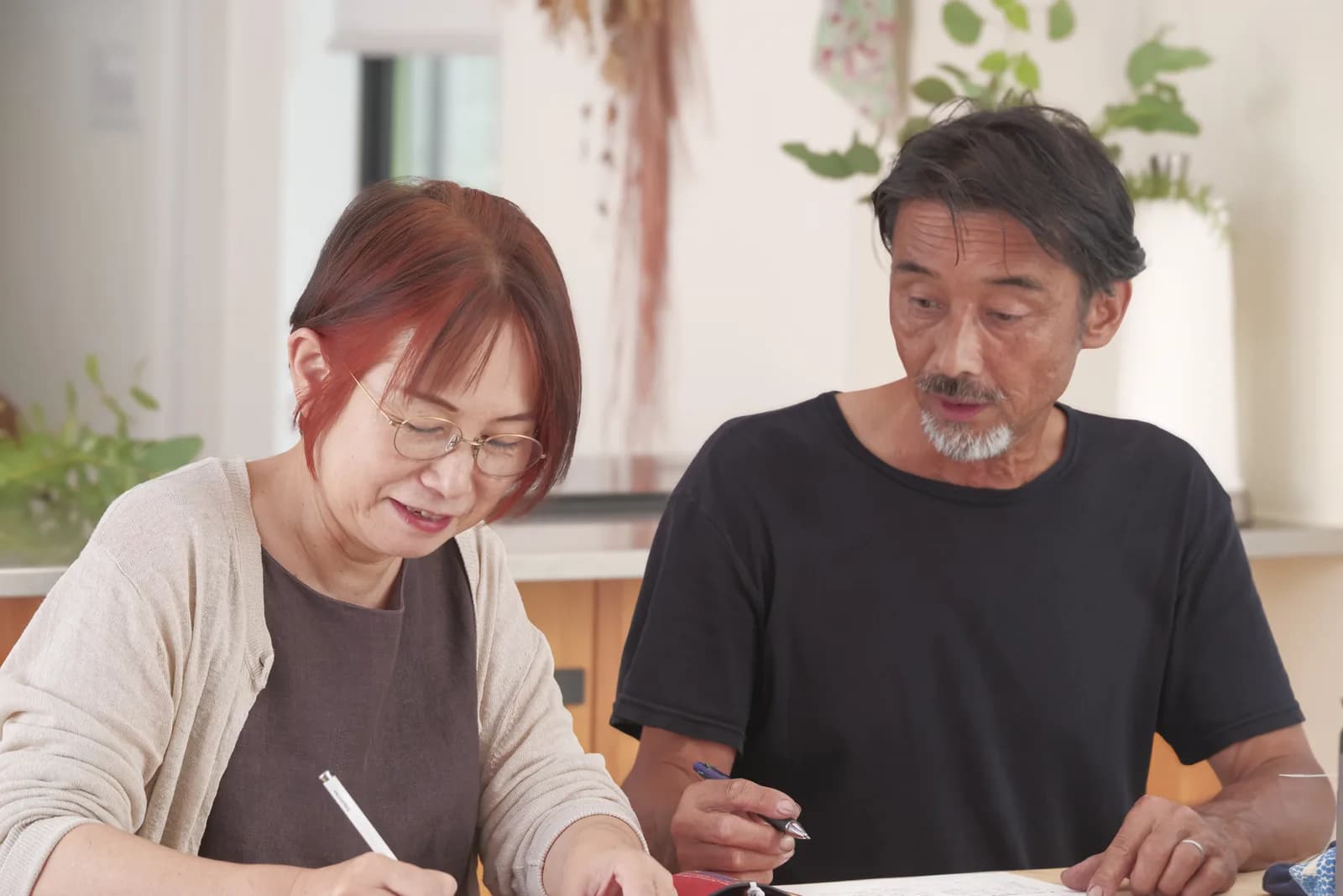 書類を記入するシニア夫婦(相続・登記に関する記事のイメージ)