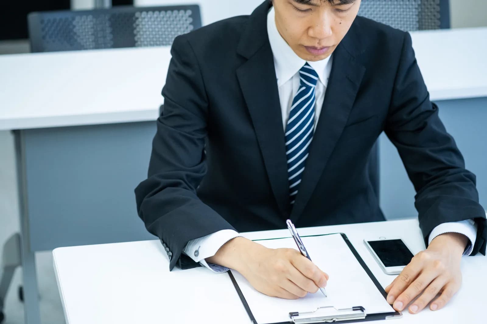 書類を記入するビジネスマン男性
