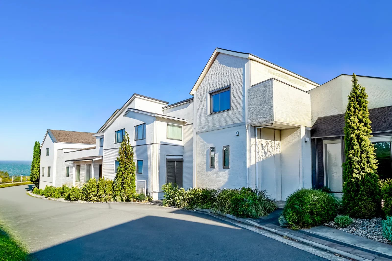 海が見える丘に建ち並ぶ一戸建て住宅(再建築不可・接道に関する記事のイメージ)
