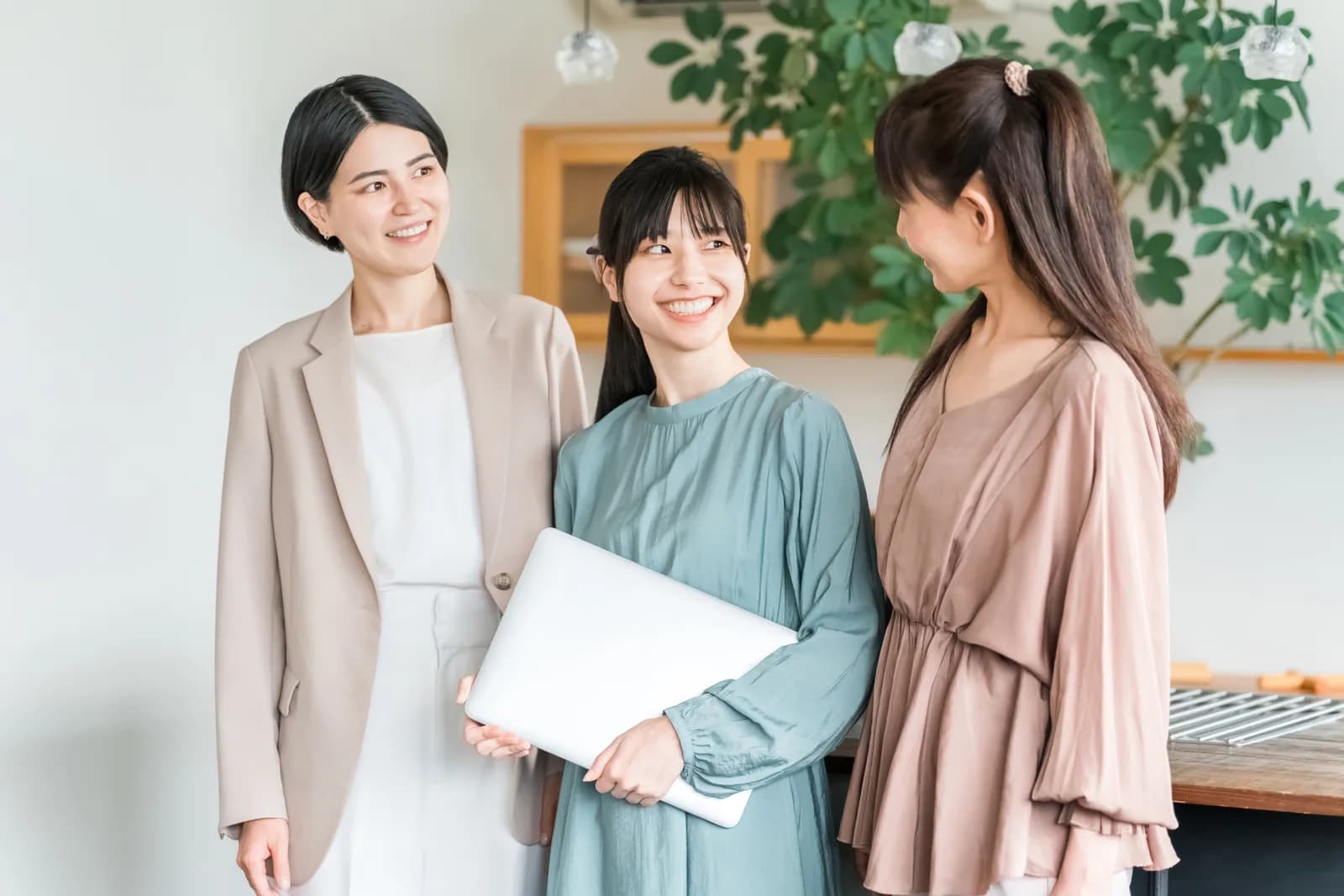 私服でパソコンを持つビジネスウーマン(共有持分に関する記事のイメージ)