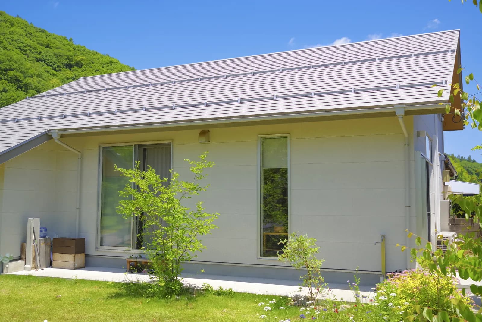 自然に囲まれた庭付き戸建て住宅の外観(借地権・底地に関する記事のイメージ)