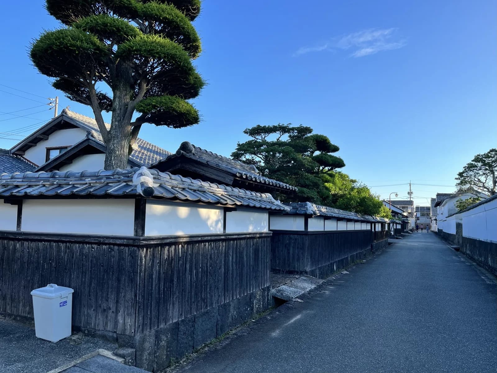 白壁と松が続く山口県萩市の城下町(山口県の空き家処分に関する記事のイメージ)