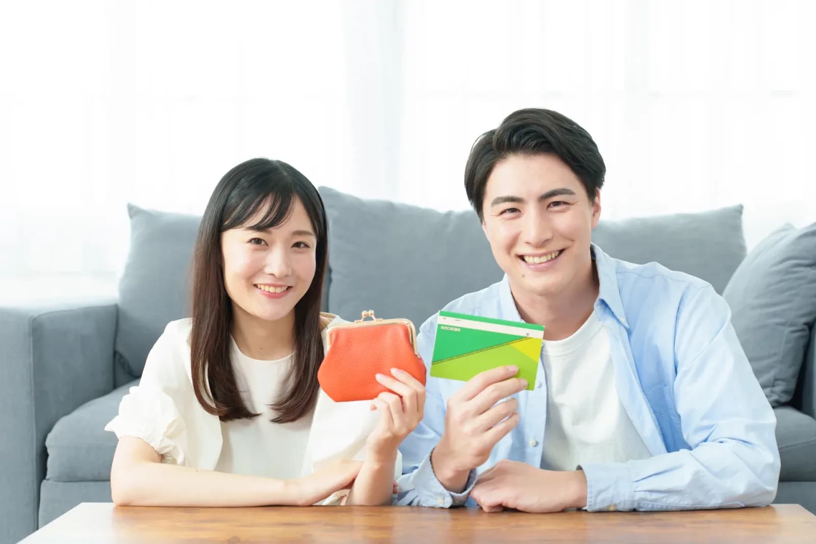 財布を持つ夫婦 投資・貯金・節約・節税(空き家に関する記事のイメージ)