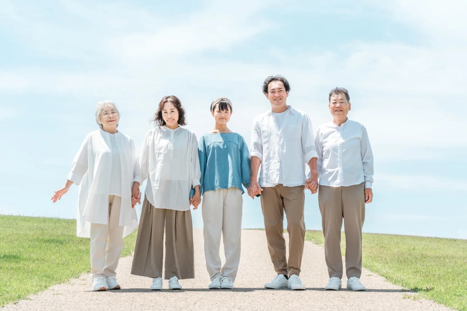 道のある丘にいる幸せな家族,三世代家族(相続・登記に関する記事のイメージ)
