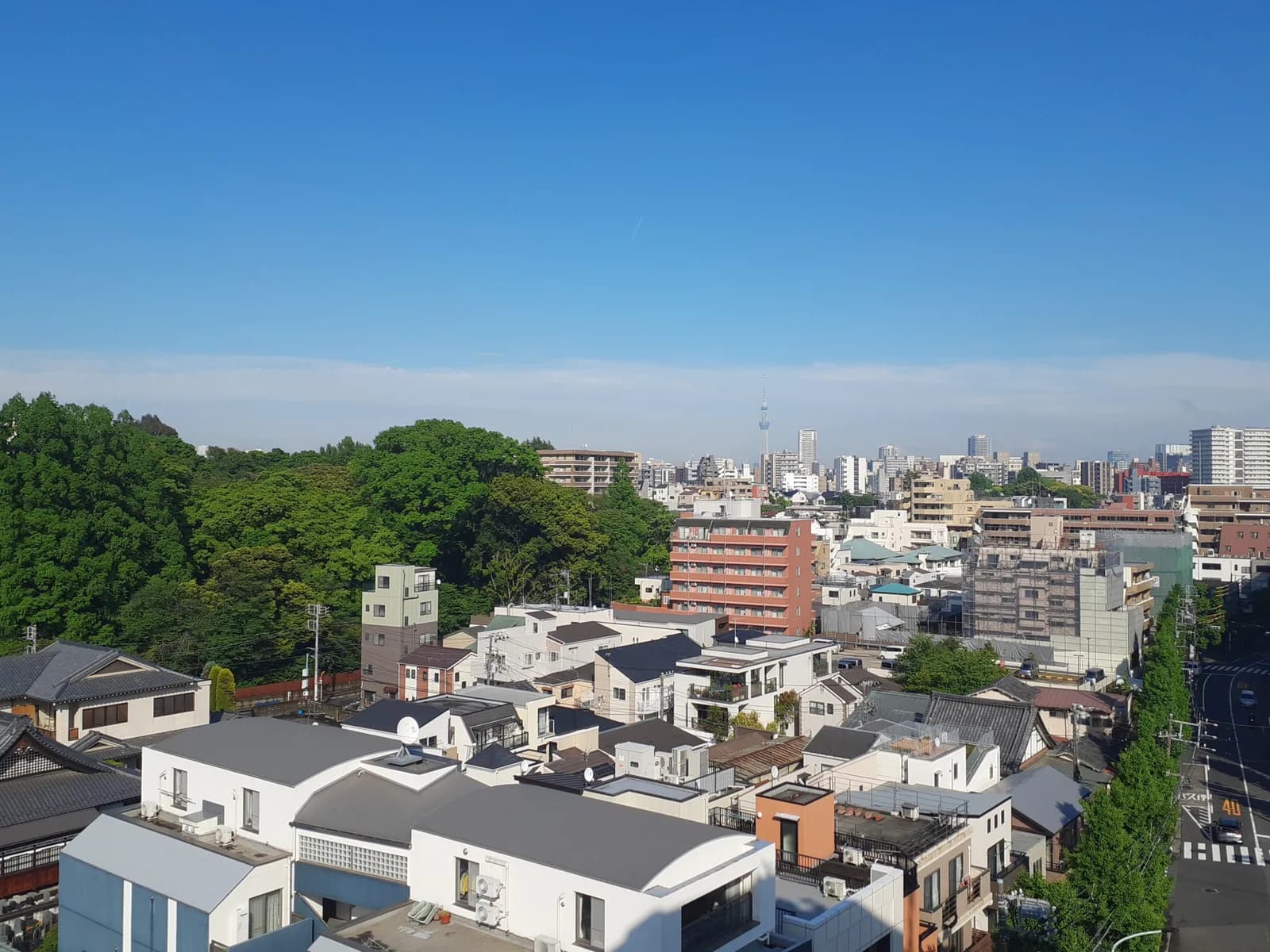 都会 高所より 青空とまっすぐな雲の風景(再建築不可・接道に関する記事のイメージ)