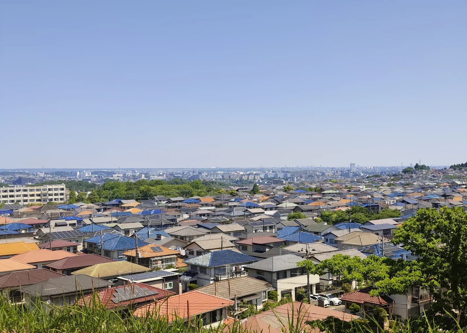 青空と広がる住宅街の街並み(借地権・底地に関する記事のイメージ)