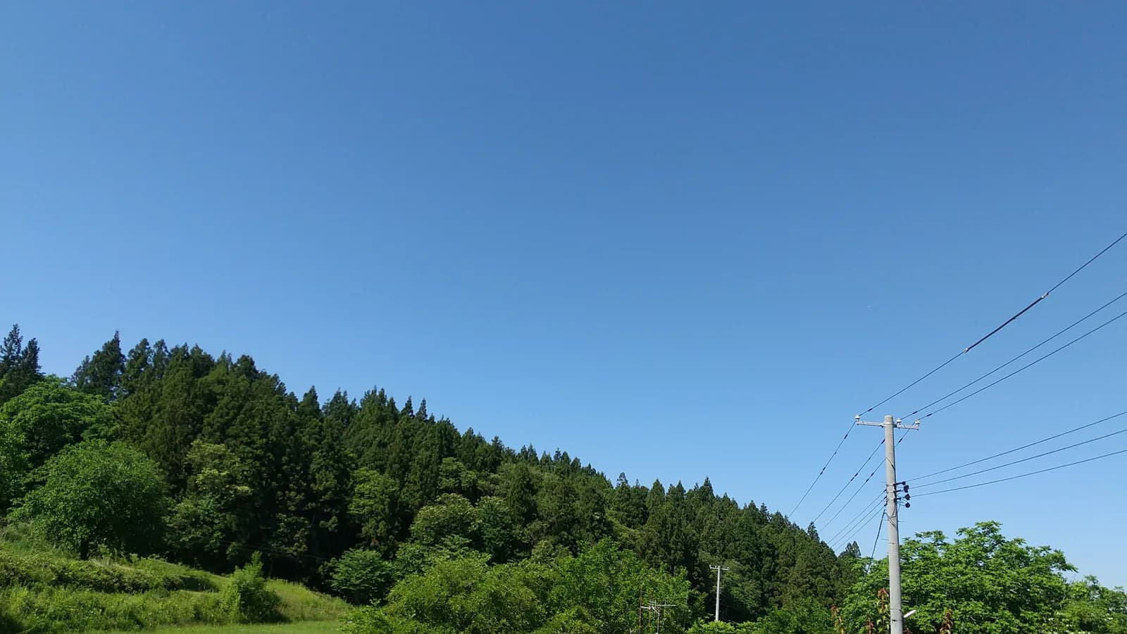 青空と稜線の風景(再建築不可・接道に関する記事のイメージ)