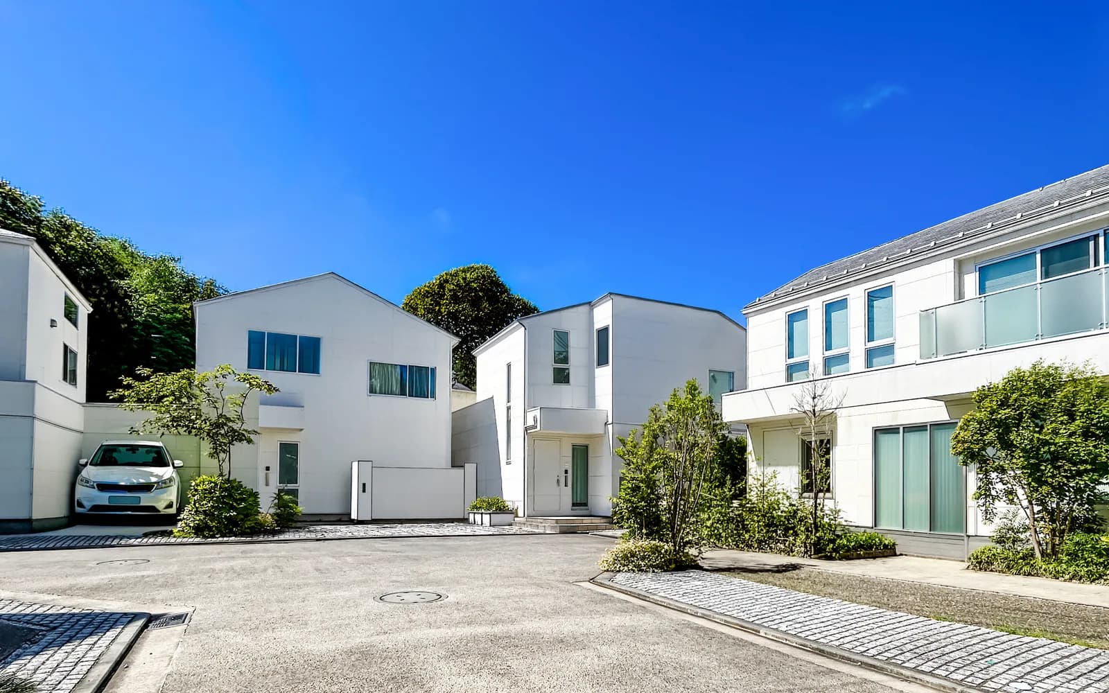 青空に白い壁が眩しい新築住宅が並ぶ街(借地権・底地に関する記事のイメージ)