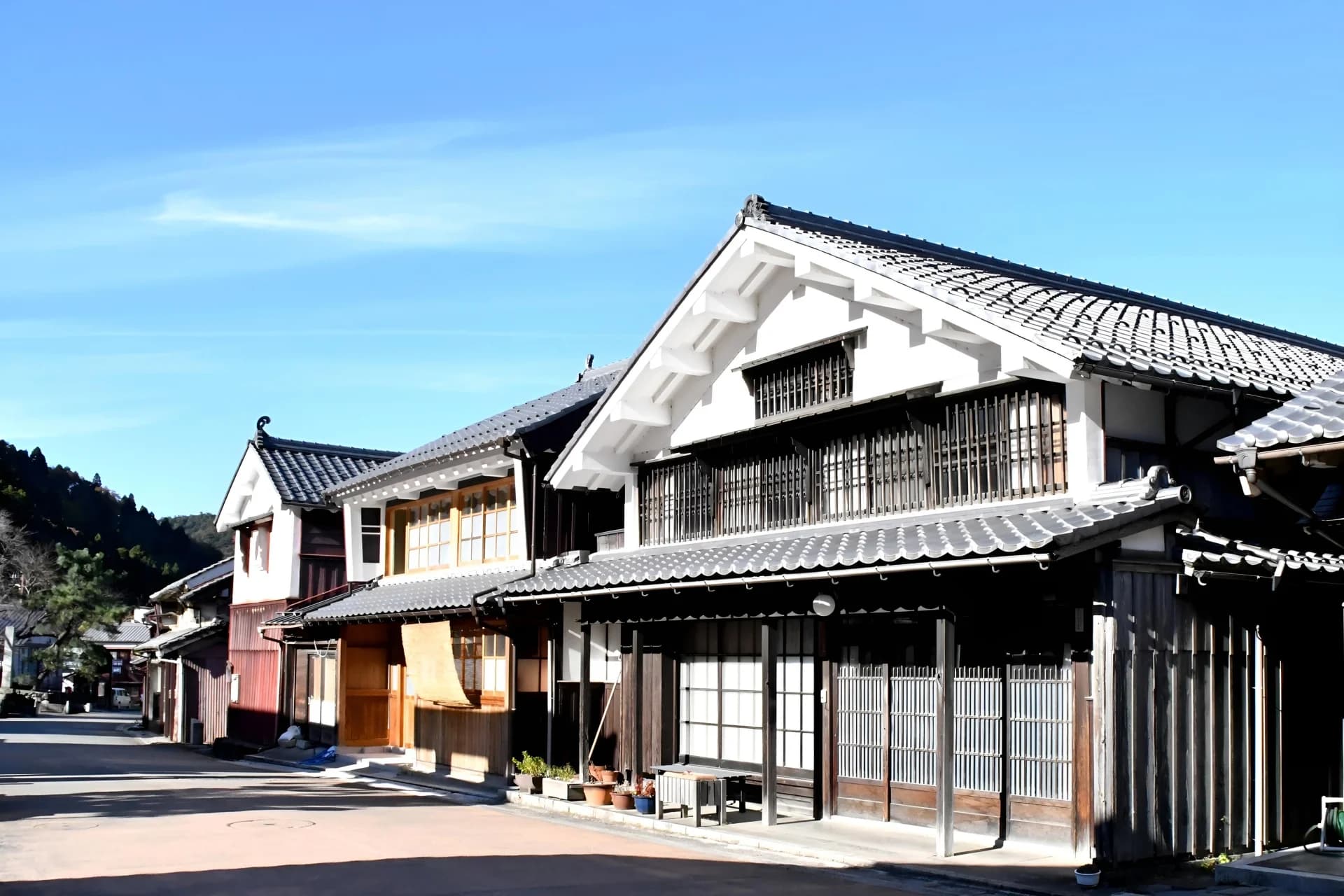 白壁と瓦屋根の町家が並ぶ熊川宿(福井県)
