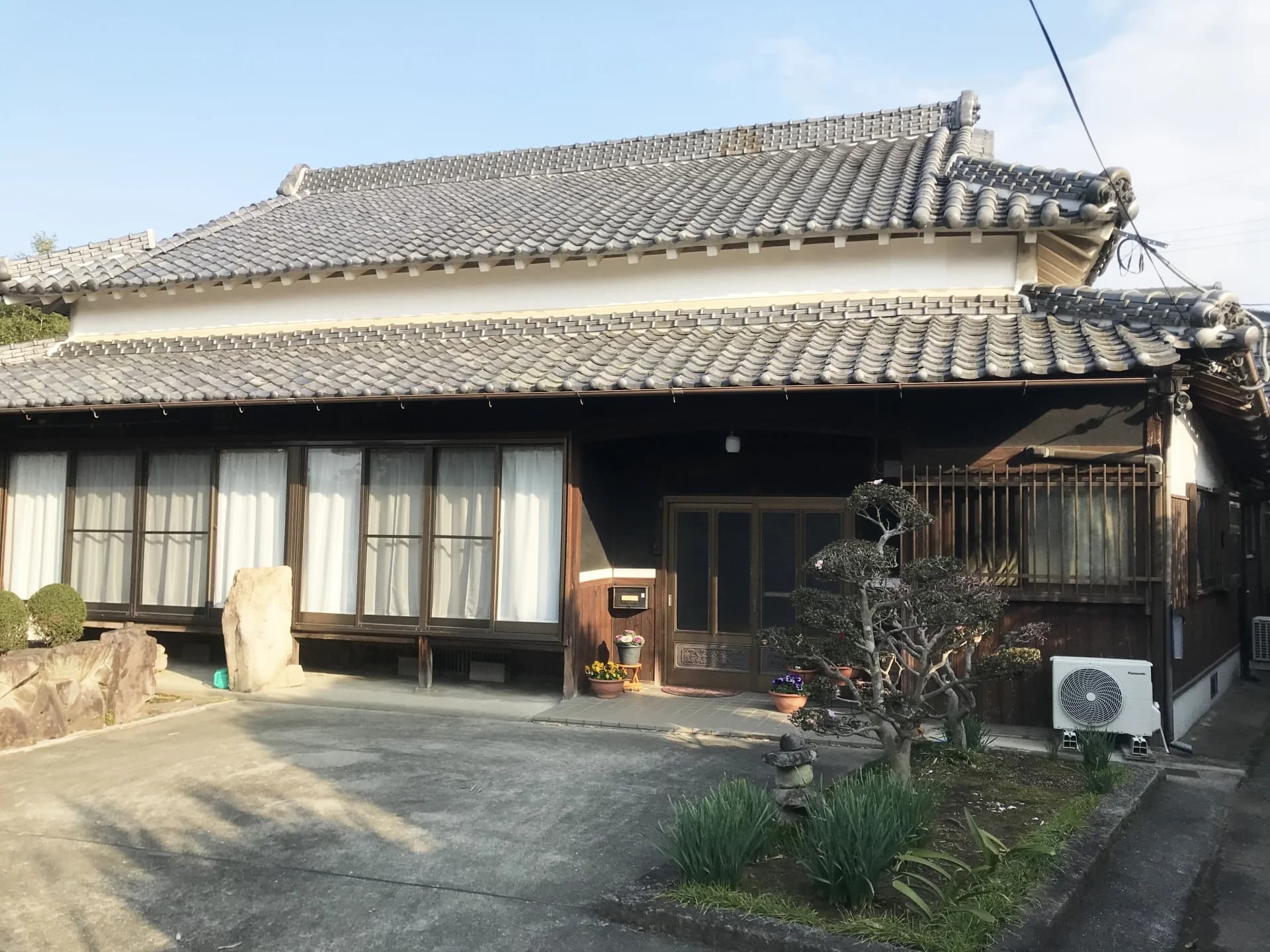 瓦屋根の平屋の古民家と前庭