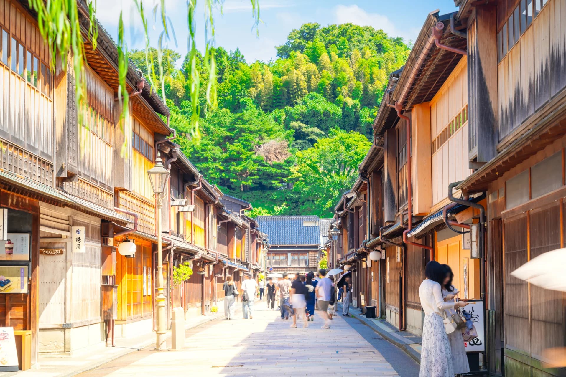 格子の町家が並ぶ金沢・ひがし茶屋街(石川県)