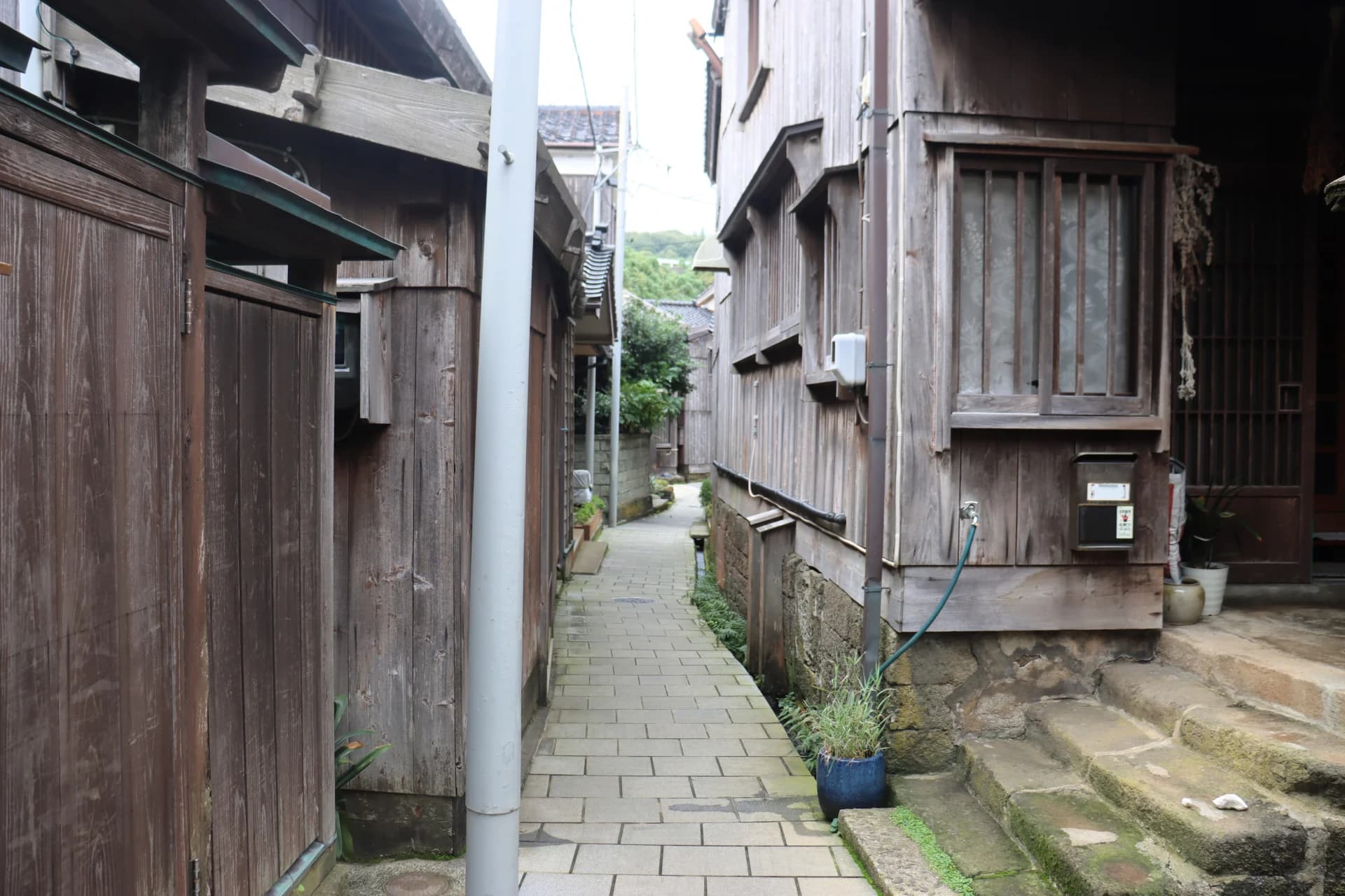 板張りの古い家が並ぶ宿根木集落の路地(新潟県佐渡市)