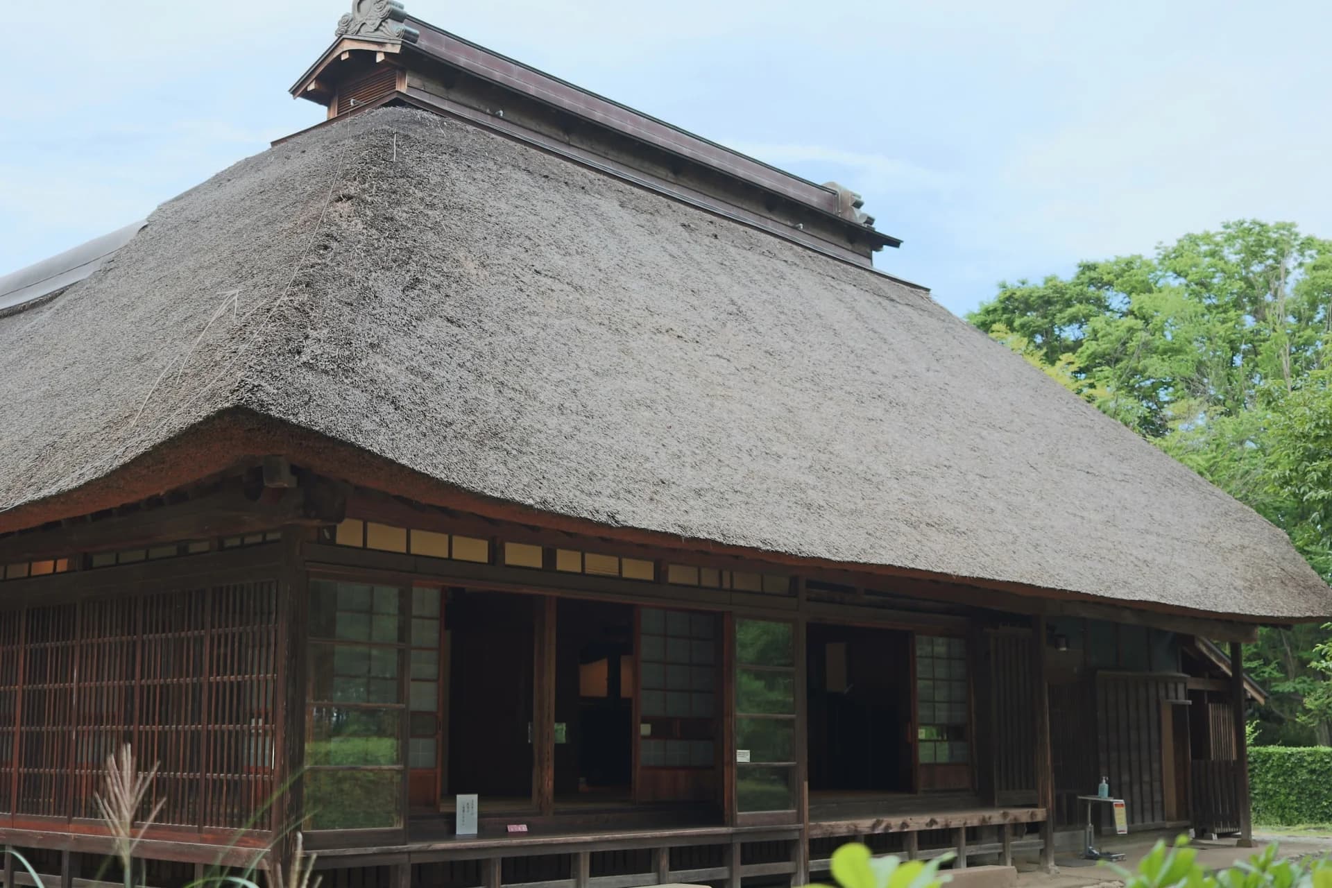 大きな茅葺き屋根の古民家