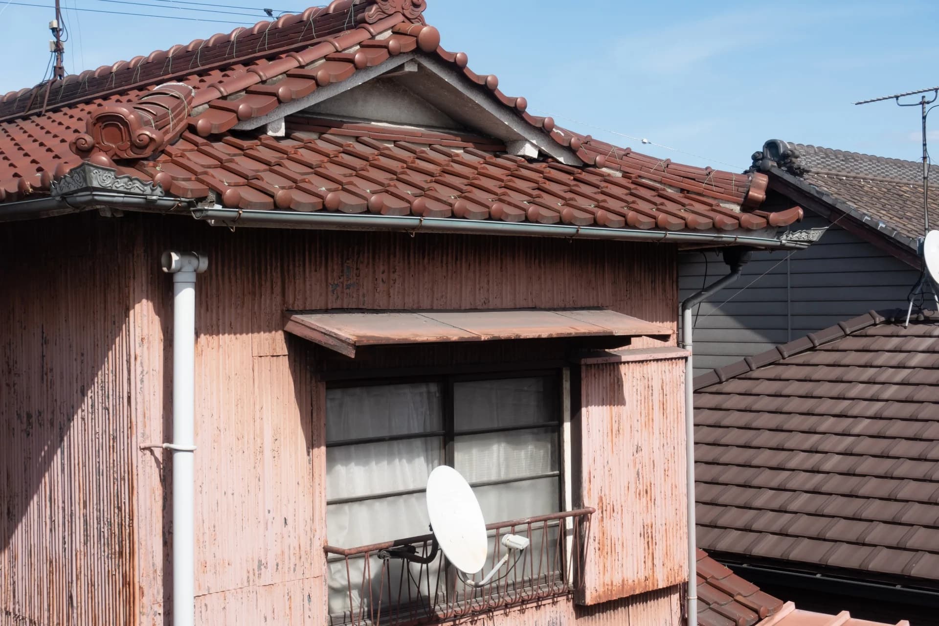 瓦屋根とトタン外壁の古い木造住宅(旧法の借地に建つ家のイメージ)