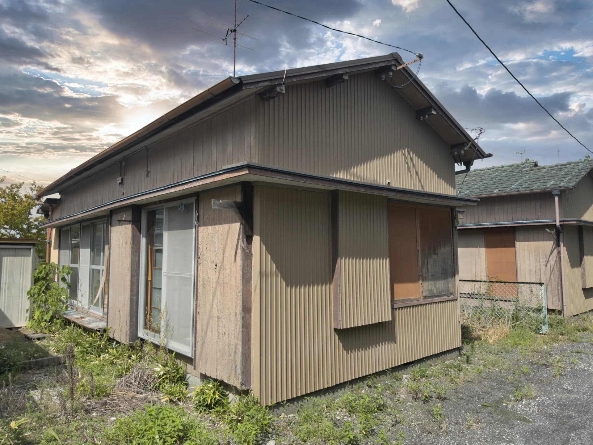 古い平屋の木造住宅の外観(親の土地に建つ家と使用貸借のイメージ)