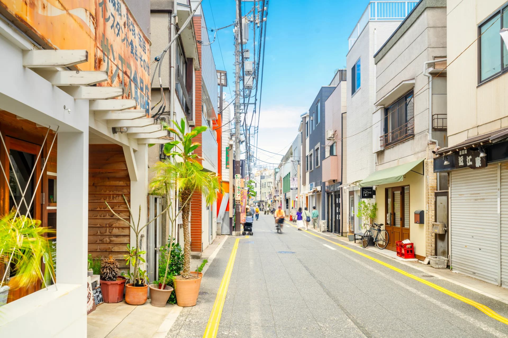 世田谷区の松陰神社通り商店街に低層の店舗兼住宅が並ぶ通り(世田谷区の空き家買取のイメージ)