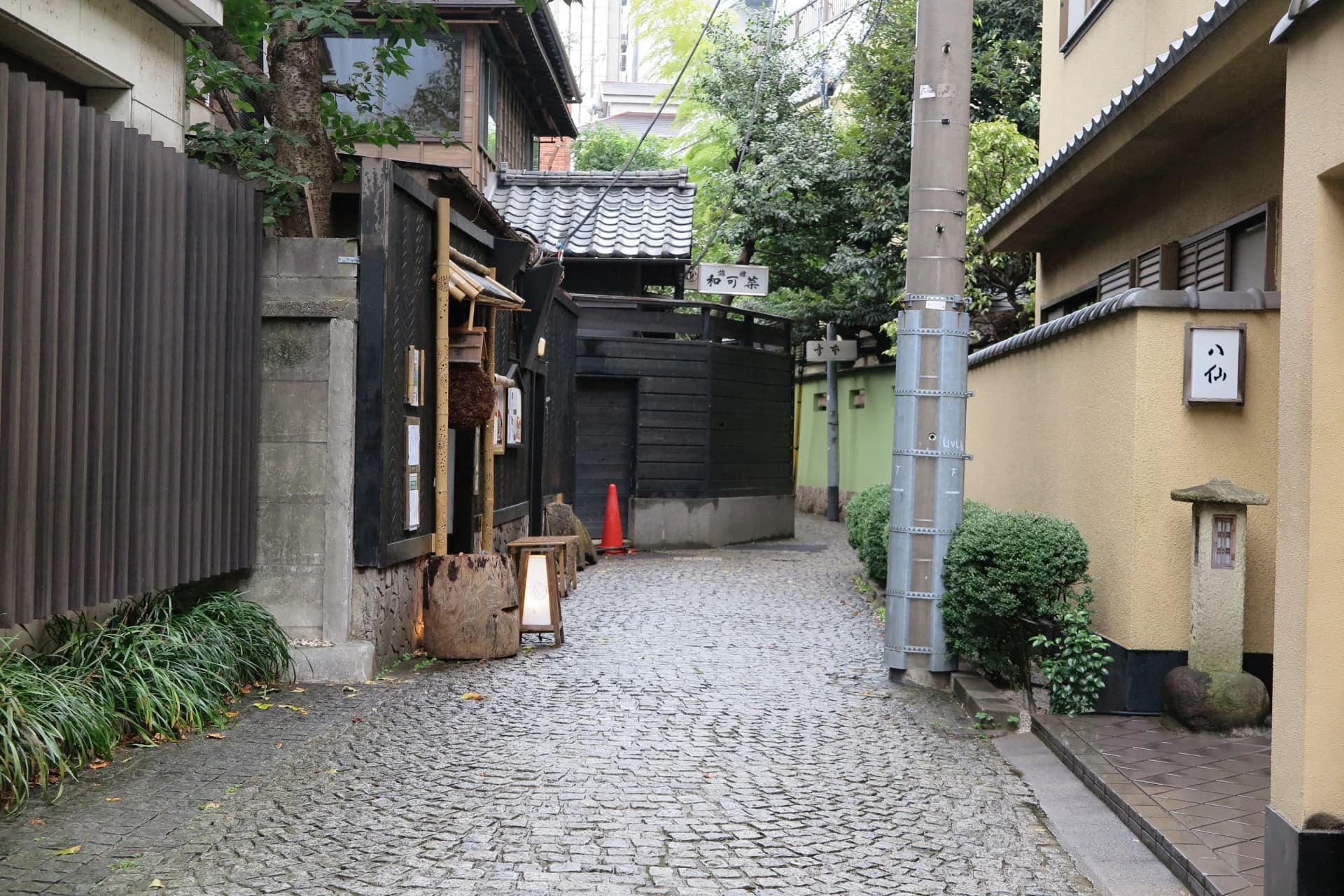 神楽坂・兵庫横丁の石畳の路地と黒塀の家屋(新宿区の空き家買取のイメージ)