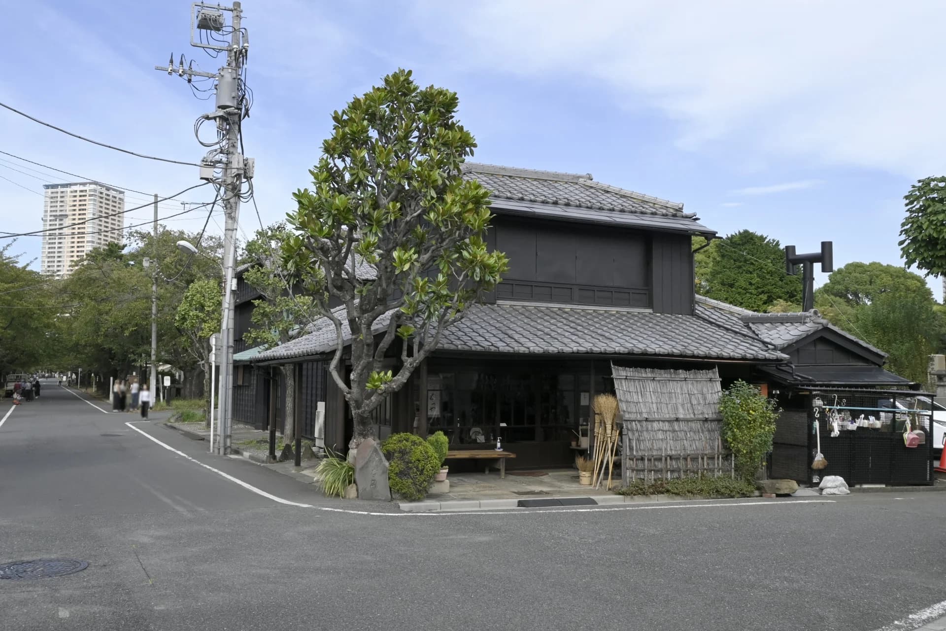 谷中の街角に残る瓦屋根の古い木造家屋(台東区の空き家買取のイメージ)