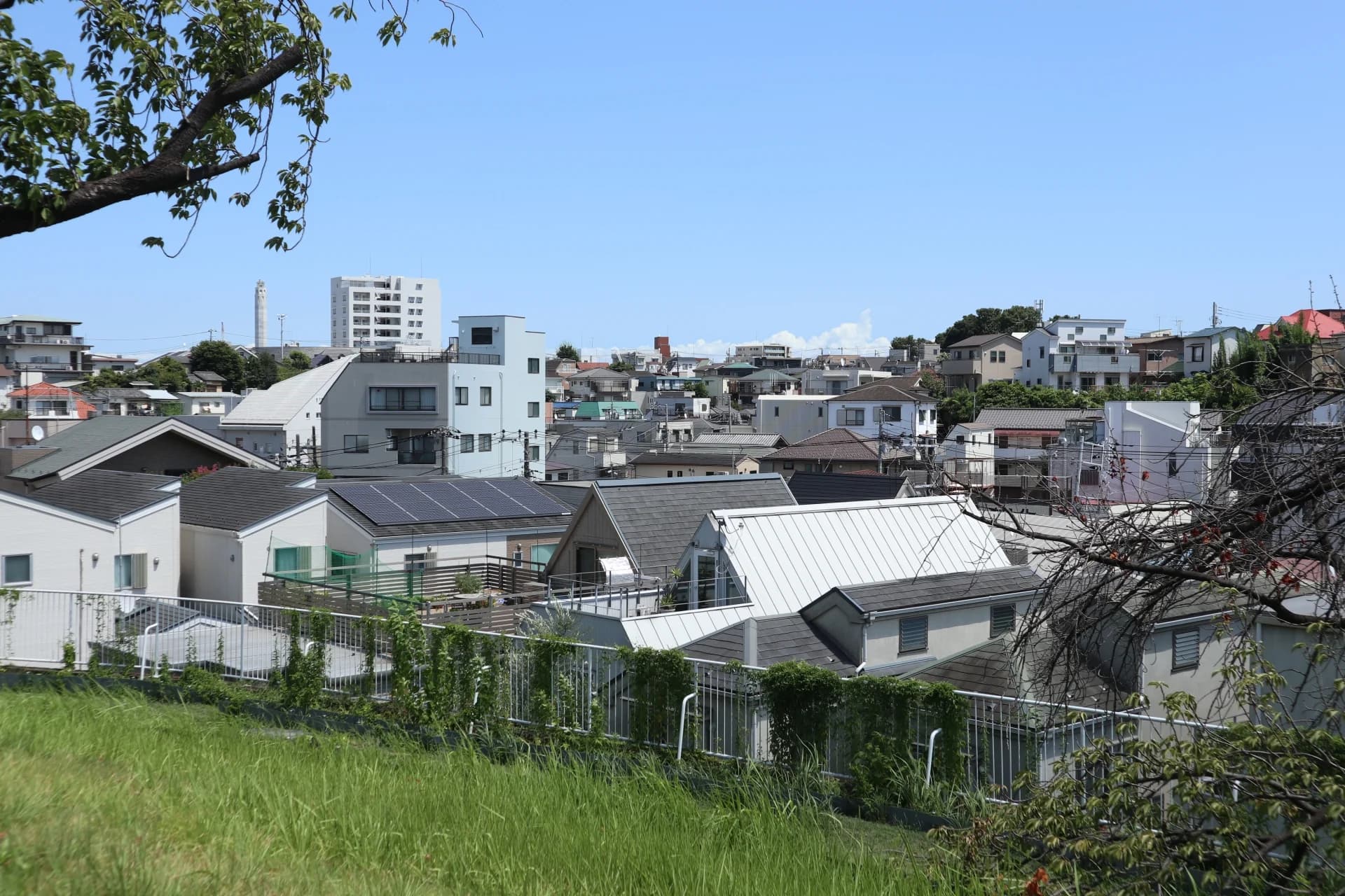 赤羽の高台から見た戸建て住宅と中層マンションが連なる街並み(北区の空き家買取のイメージ)