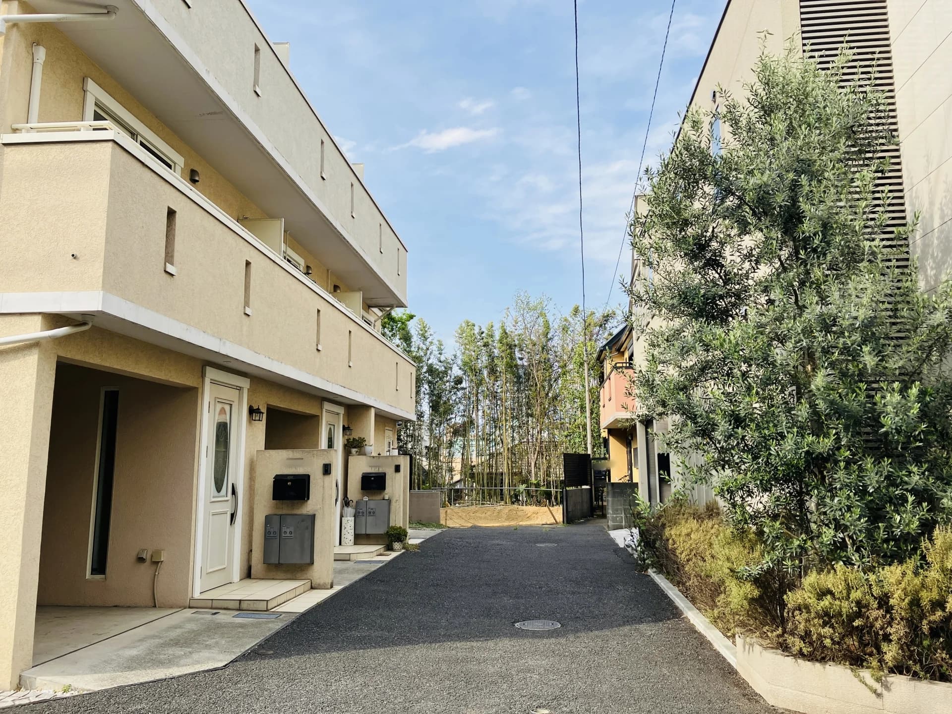 白金の閑静な住宅街に低層住宅と細い私道が続く風景(港区の空き家買取のイメージ)