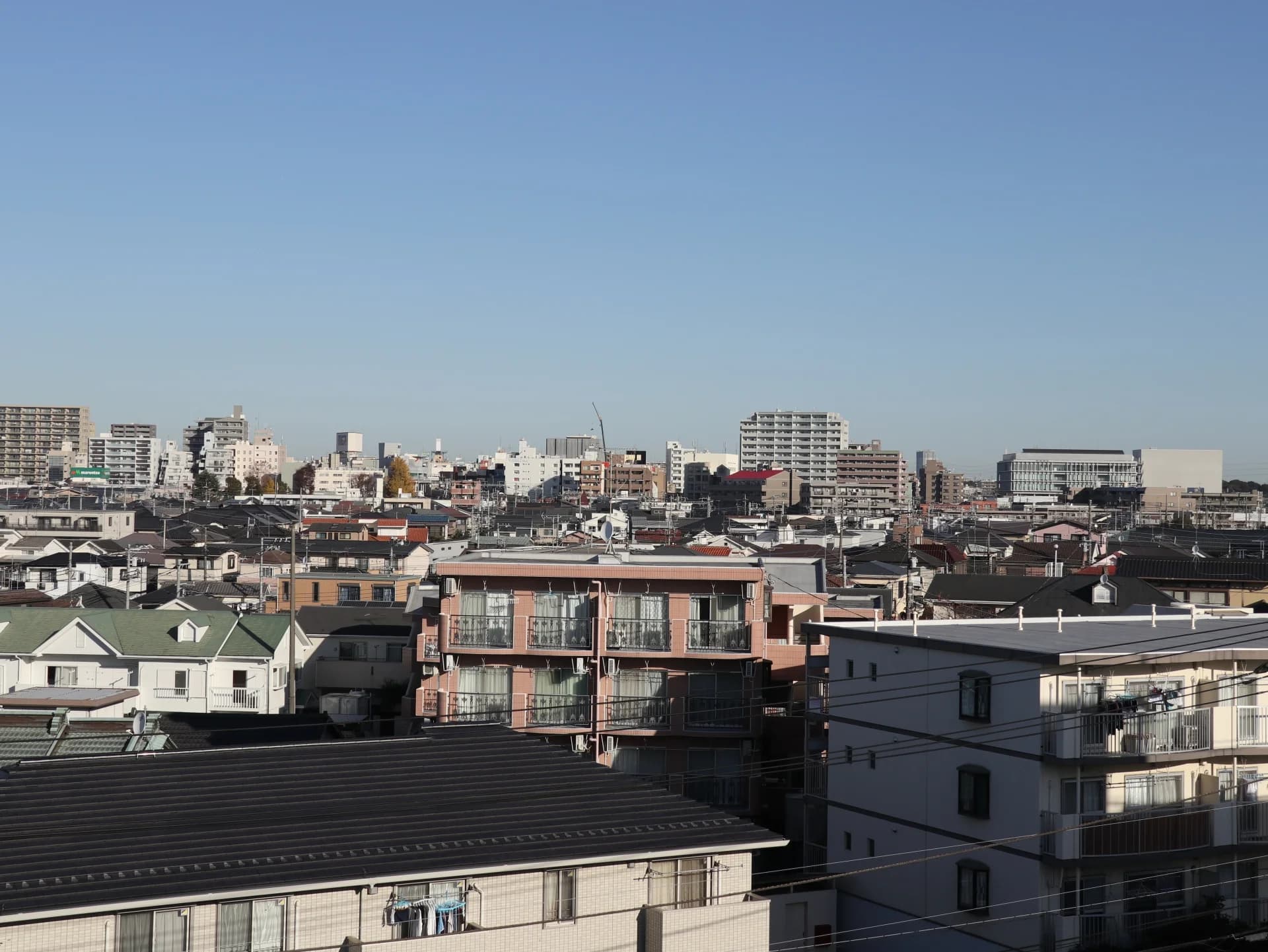 柳橋から大和駅方向を望む、戸建て住宅と中低層マンションが建ち並ぶ大和市の街並み(大和市の空き家買取のイメージ)