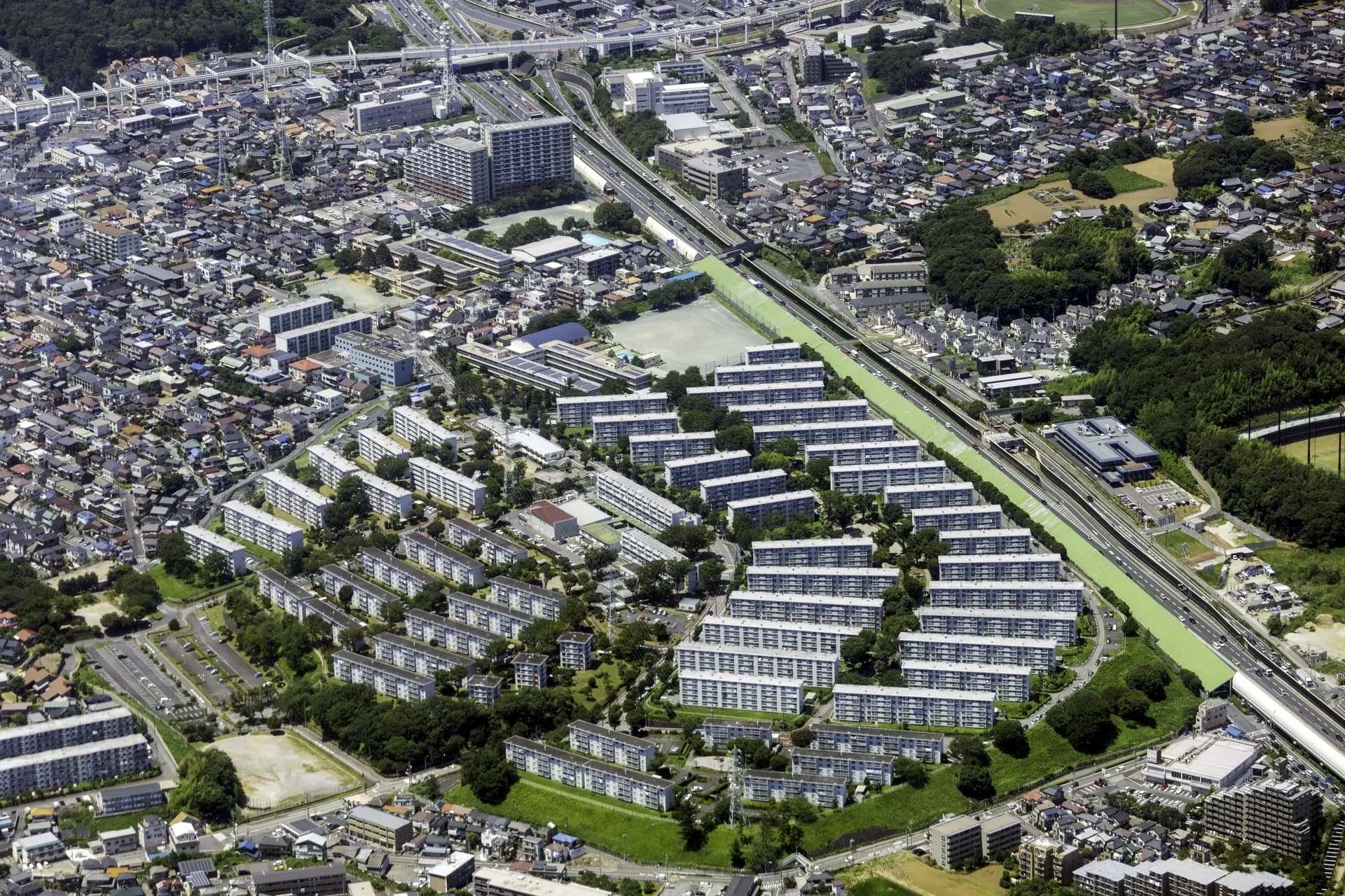 団地と戸建て住宅が並ぶ千葉市稲毛区の千草台団地付近の空撮(千葉の共有持分の買取のイメージ)