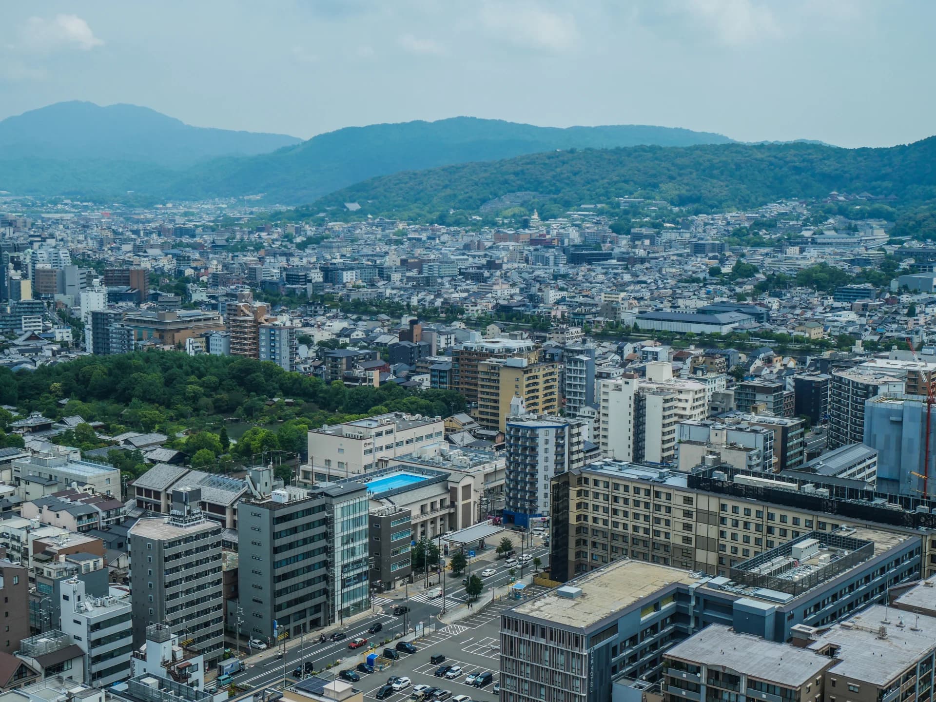 中層マンションや住宅が東山のふもとまで広がる京都市の街並み(京都の共有持分の買取のイメージ)