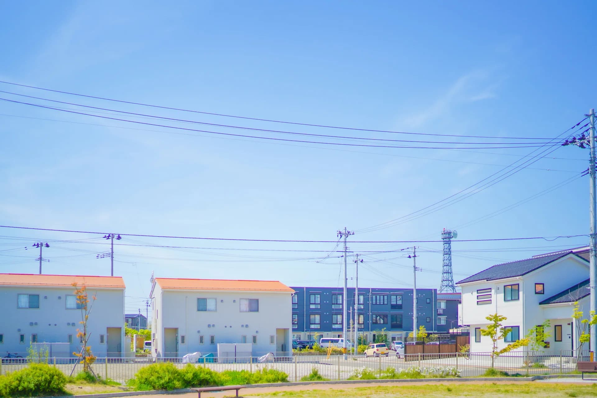 白い戸建て住宅とアパートが並ぶ仙台市若林区の住宅街(宮城の共有持分の買取のイメージ)