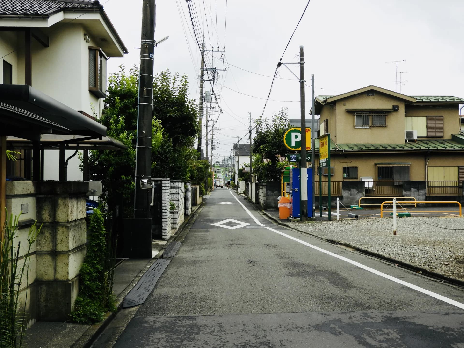 戸建て住宅が両側に並ぶ東京・東村山の住宅街の道(東京の共有持分の買取のイメージ)