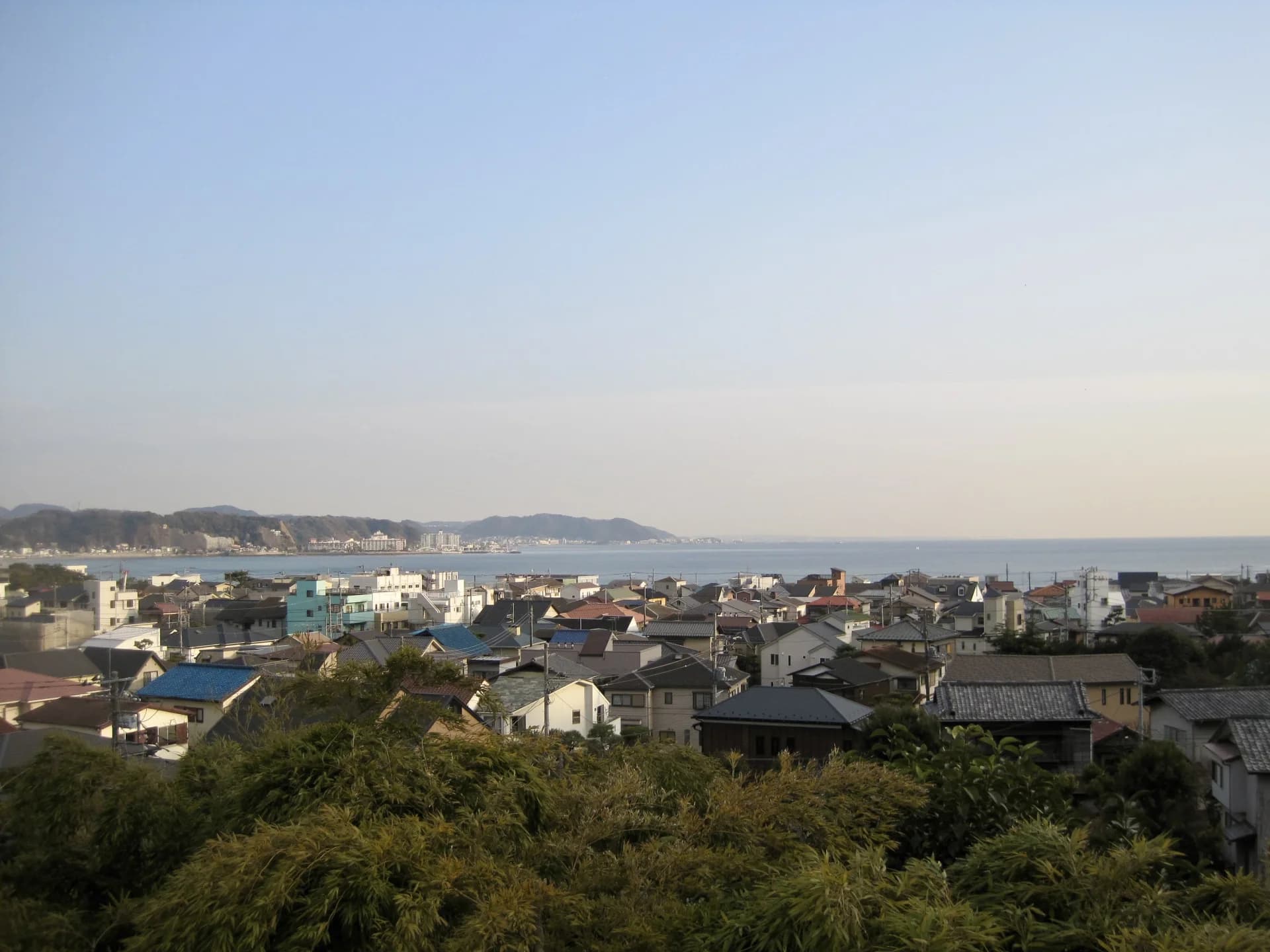 鎌倉の高台から見た戸建ての住宅街と相模湾(神奈川県の底地の買取のイメージ)