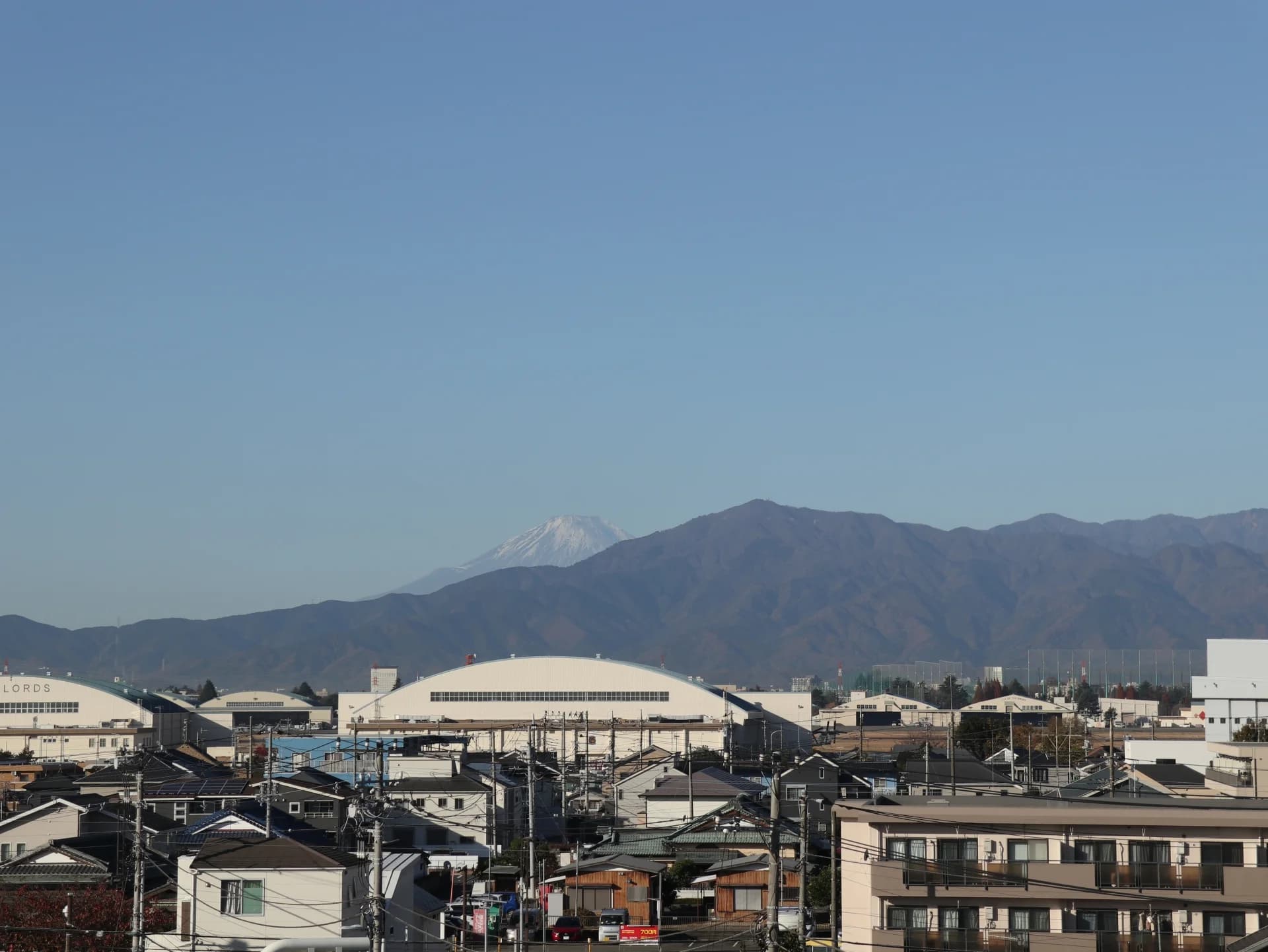 神奈川県の戸建てが並ぶ住宅地と奥に見える富士山・大山(神奈川県の借地の家の買取のイメージ)