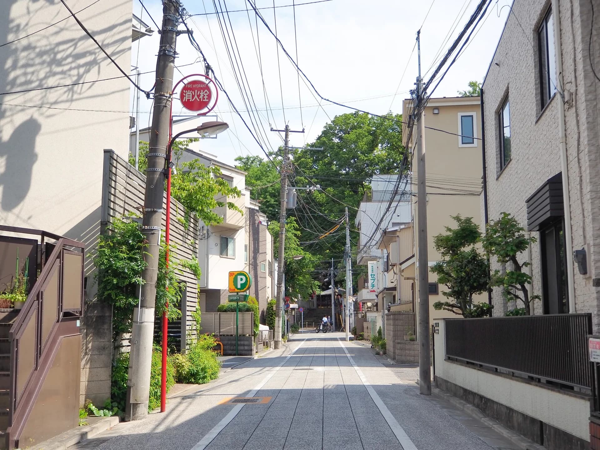 雑司が谷の戸建てが並ぶ路地(東京都の借地の家の買取のイメージ)